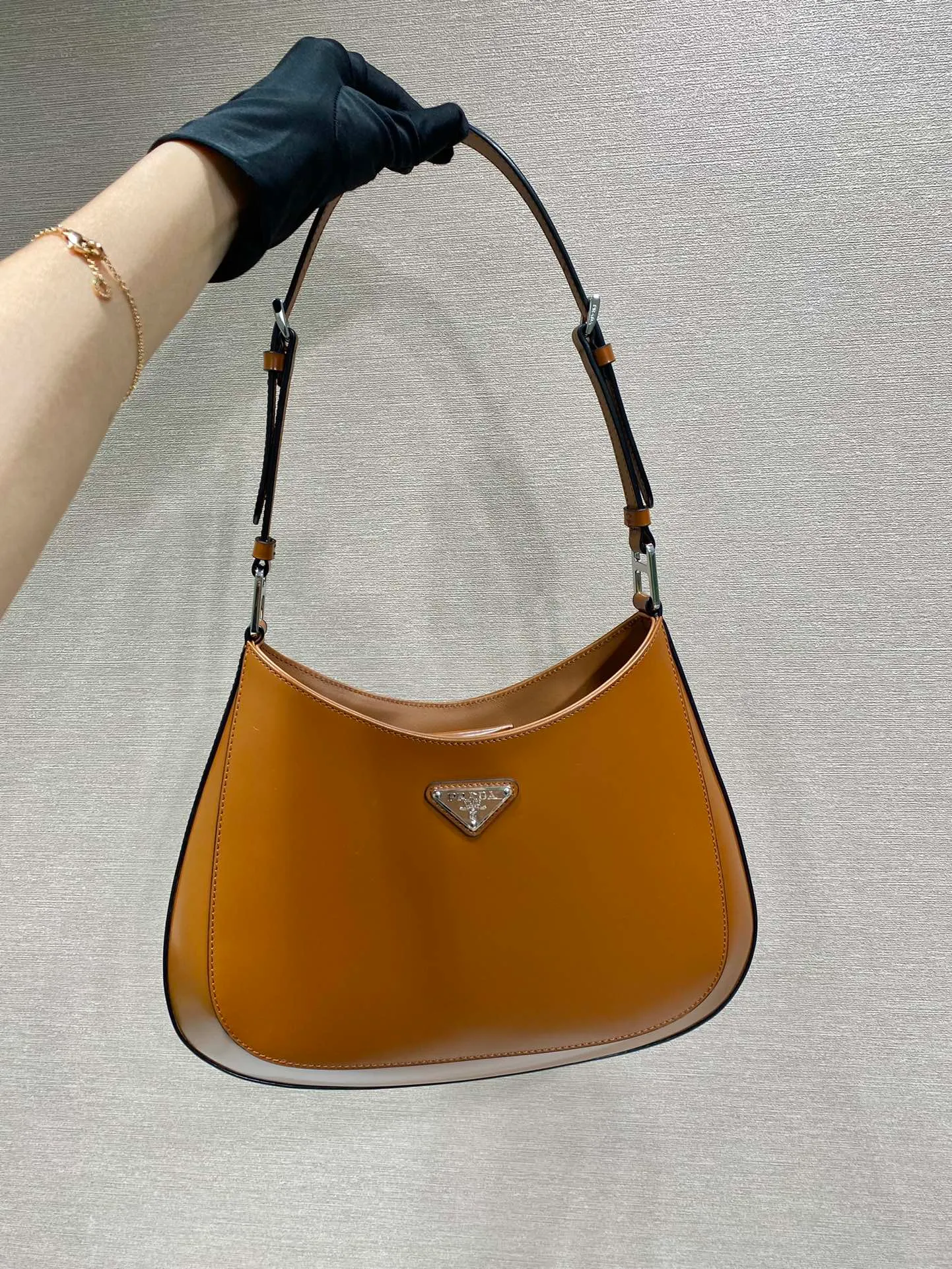 💰1500🎉Large double shoulder straps🎉Upgraded version with new color😘Middle-hand armpit bag/double shoulder straps😘😘The second-hand armpit bag that has become popular this year has always been very popular. This upgraded version is more functional and the two shoulder straps are interchangeable. It can be carried on one shoulder or across the body, I love it😘, the whole leather is delicate and smooth, the special-shaped bag design is cool and fashionable, the capacity is sufficient, it is light and can be packed, it is timeless and has a retro-feel concave shape, it is perfect, another popular style for internet celebrities🙊🙊 Style number: 1BC156, length 30x height 18.5x base 4cm