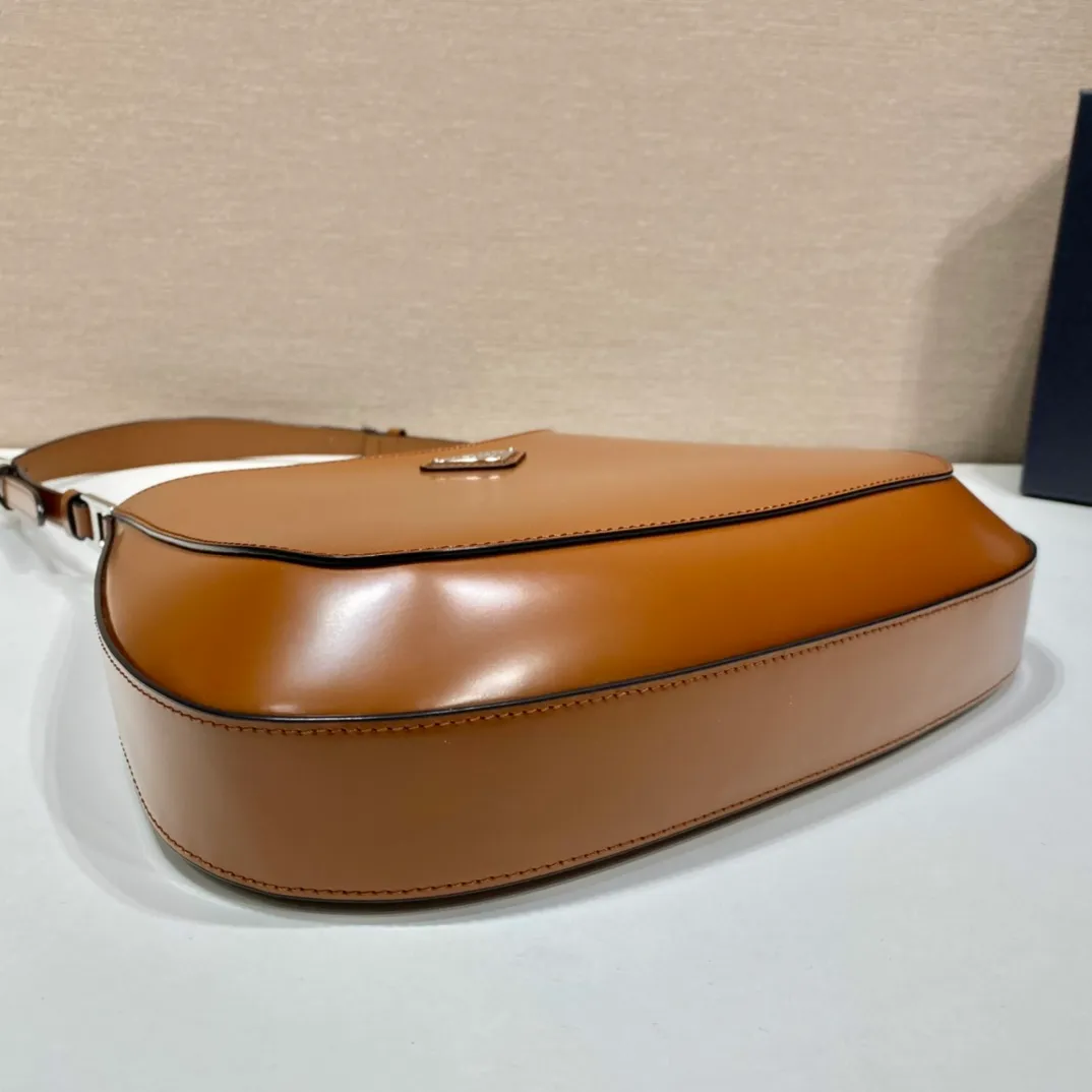 💰1500🎉Large double shoulder straps🎉Upgraded version with new color😘Middle-hand armpit bag/double shoulder straps😘😘The second-hand armpit bag that has become popular this year has always been very popular. This upgraded version is more functional and the two shoulder straps are interchangeable. It can be carried on one shoulder or across the body, I love it😘, the whole leather is delicate and smooth, the special-shaped bag design is cool and fashionable, the capacity is sufficient, it is light and can be packed, it is timeless and has a retro-feel concave shape, it is perfect, another popular style for internet celebrities🙊🙊 Style number: 1BC156, length 30x height 18.5x base 4cm