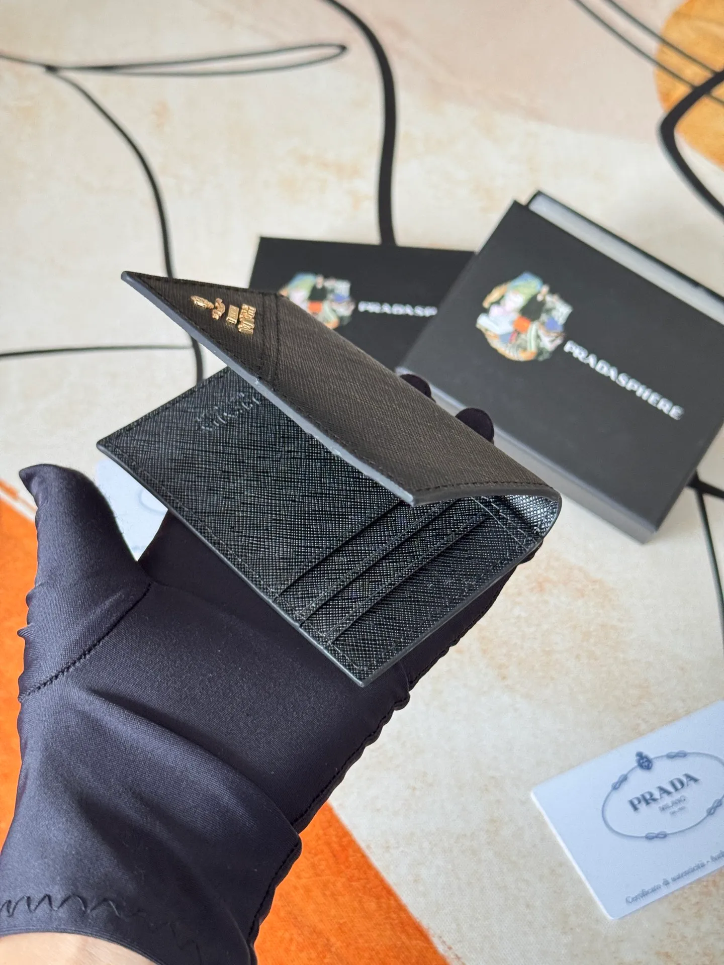 💰120💰prada cross pattern unisex card holder, can be placed in pockets, bags, and can be held in hand, made of cross pattern imported calfskin, pocket card holder, can hold change, 6 card slots, simple and elegant fashion trend. Model 2MC101, color as shown in the picture, size 11×7cm,