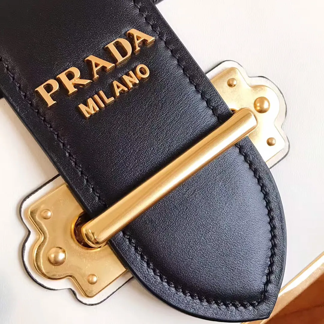💰1800, P's latest women's bag 1BD045, white has arrived, top quality, synchronized with counters, made of imported calfskin➕cross pattern➕sheepskin lining, top hardware. Lots of compartments, fashionable + casual + lightweight, a favorite among ladies, length 19cm and height 14cmX9cm