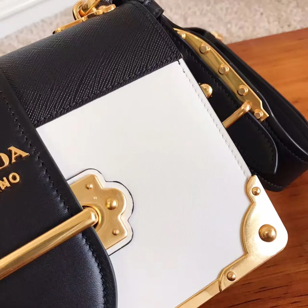 💰1800, P's latest women's bag 1BD045, white has arrived, top quality, synchronized with counters, made of imported calfskin➕cross pattern➕sheepskin lining, top hardware. Lots of compartments, fashionable + casual + lightweight, a favorite among ladies, length 19cm and height 14cmX9cm
