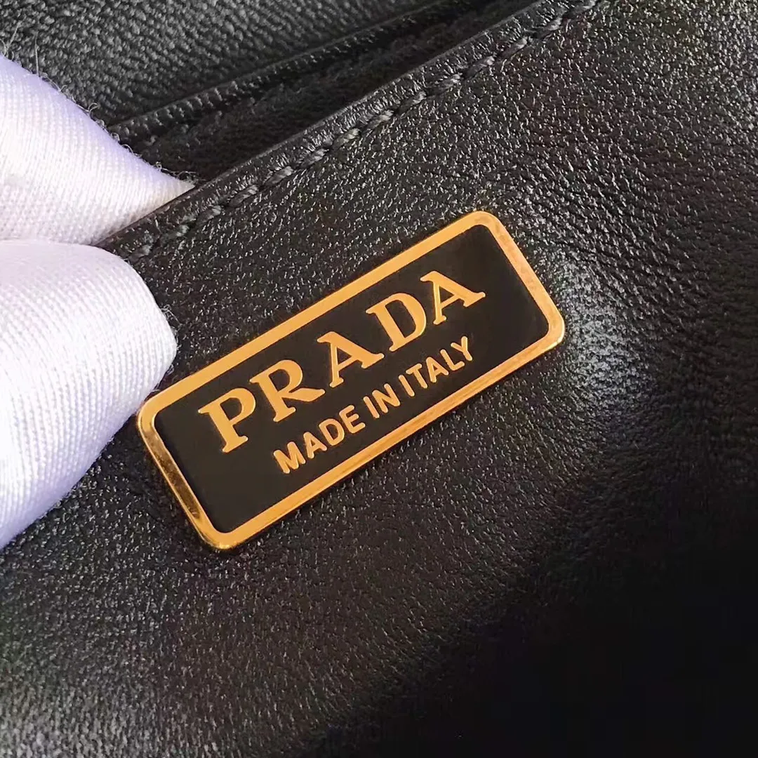💰1800, P's latest women's bag 1BD045, white has arrived, top quality, synchronized with counters, made of imported calfskin➕cross pattern➕sheepskin lining, top hardware. Lots of compartments, fashionable + casual + lightweight, a favorite among ladies, length 19cm and height 14cmX9cm