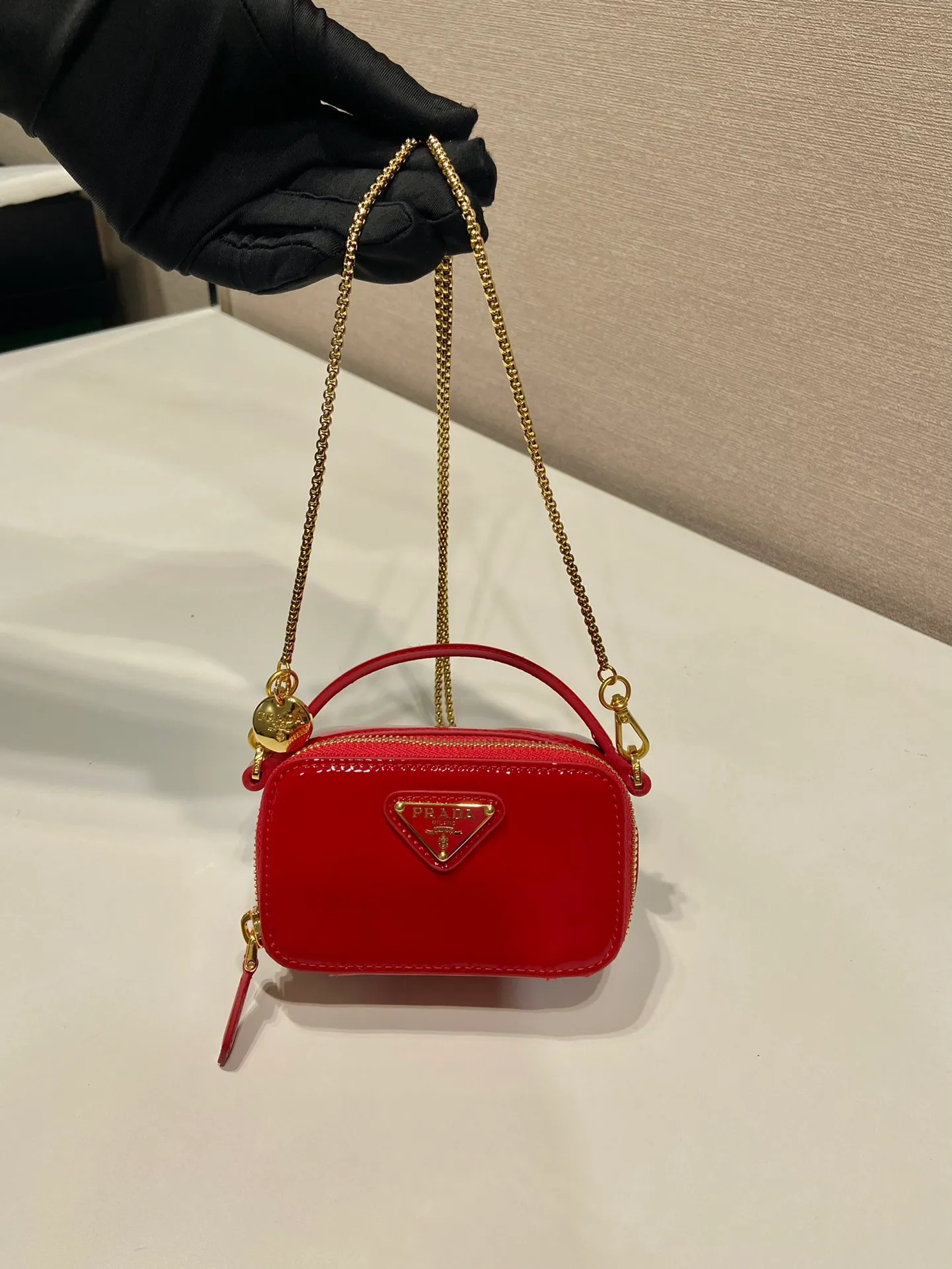 💰960🎉Mini cross-body bag🎉1NR025 mini size🎉🎉 This exquisite patent leather mini bag presents smooth and harmonious lines. Featuring leather handles and a detachable chain shoulder strap, featuring the signature triangle logo in enameled metal. My wife is lovely and worth having. Hurry up and get it🎉🎉Length 11x Height 6.5x Bottom 2.5cm🎉🎉👏👏