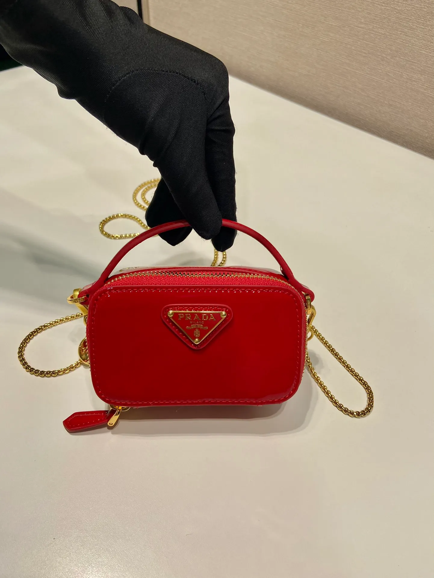 💰960🎉Mini cross-body bag🎉1NR025 mini size🎉🎉 This exquisite patent leather mini bag presents smooth and harmonious lines. Featuring leather handles and a detachable chain shoulder strap, featuring the signature triangle logo in enameled metal. My wife is lovely and worth having. Hurry up and get it🎉🎉Length 11x Height 6.5x Bottom 2.5cm🎉🎉👏👏
