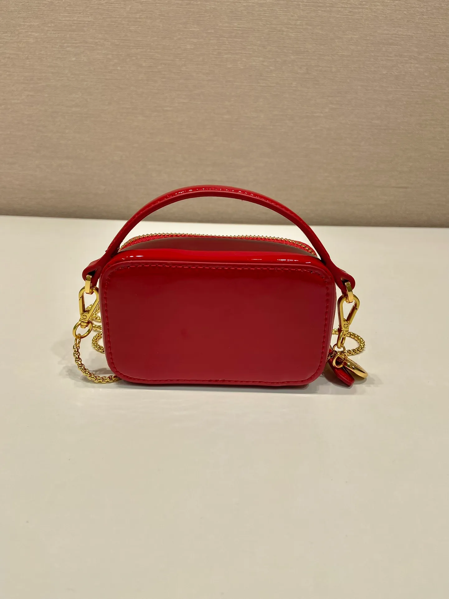 💰960🎉Mini cross-body bag🎉1NR025 mini size🎉🎉 This exquisite patent leather mini bag presents smooth and harmonious lines. Featuring leather handles and a detachable chain shoulder strap, featuring the signature triangle logo in enameled metal. My wife is lovely and worth having. Hurry up and get it🎉🎉Length 11x Height 6.5x Bottom 2.5cm🎉🎉👏👏