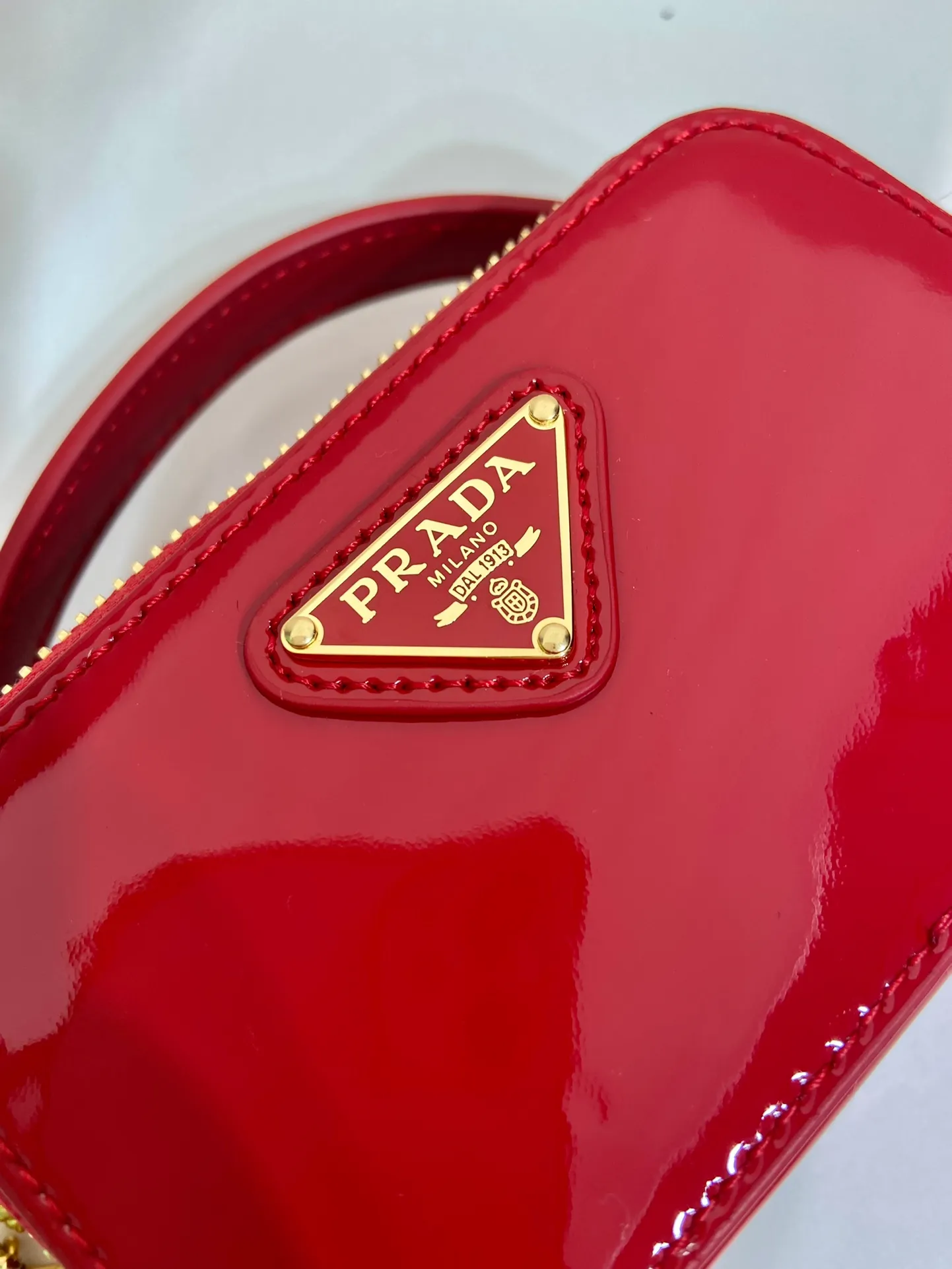 💰960🎉Mini cross-body bag🎉1NR025 mini size🎉🎉 This exquisite patent leather mini bag presents smooth and harmonious lines. Featuring leather handles and a detachable chain shoulder strap, featuring the signature triangle logo in enameled metal. My wife is lovely and worth having. Hurry up and get it🎉🎉Length 11x Height 6.5x Bottom 2.5cm🎉🎉👏👏