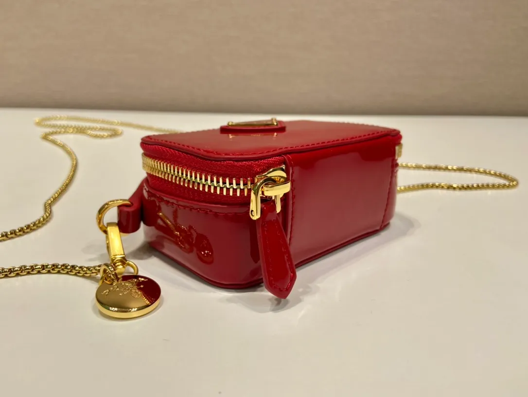 💰960🎉Mini cross-body bag🎉1NR025 mini size🎉🎉 This exquisite patent leather mini bag presents smooth and harmonious lines. Featuring leather handles and a detachable chain shoulder strap, featuring the signature triangle logo in enameled metal. My wife is lovely and worth having. Hurry up and get it🎉🎉Length 11x Height 6.5x Bottom 2.5cm🎉🎉👏👏