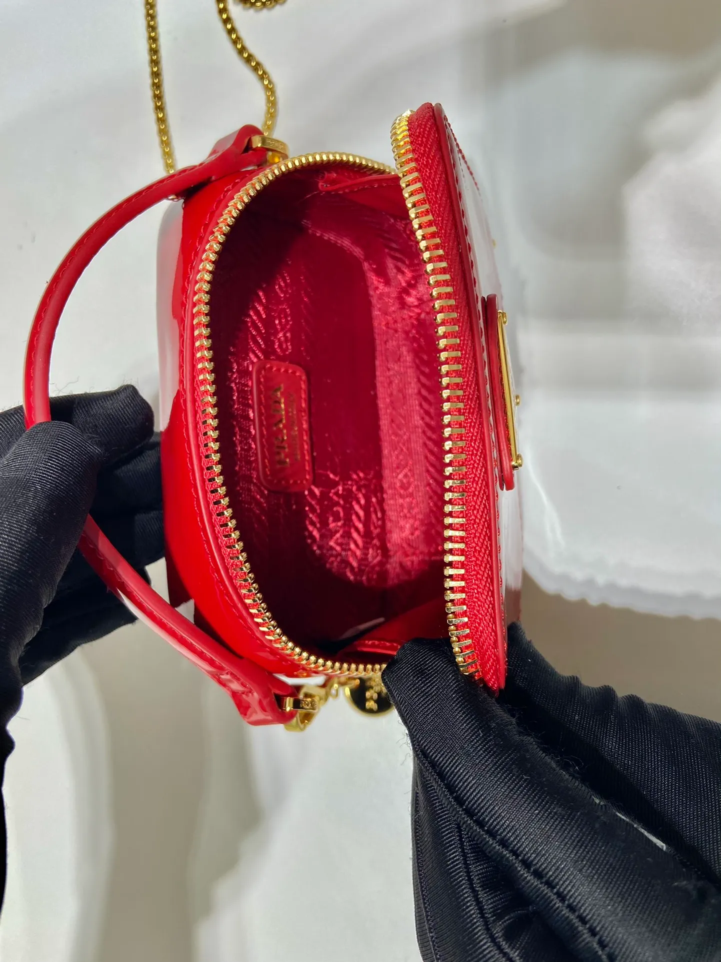 💰960🎉Mini cross-body bag🎉1NR025 mini size🎉🎉 This exquisite patent leather mini bag presents smooth and harmonious lines. Featuring leather handles and a detachable chain shoulder strap, featuring the signature triangle logo in enameled metal. My wife is lovely and worth having. Hurry up and get it🎉🎉Length 11x Height 6.5x Bottom 2.5cm🎉🎉👏👏