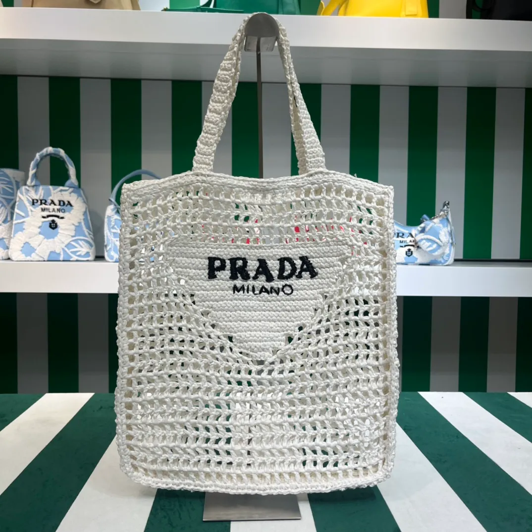 💰1160 Raffia Upgraded Version/White🦴 𝗣𝗿'𝗮𝗱𝗮Raffia Fiber Tote Bag Made of high-quality imported raffia🌿 Purely handmade! Every craftsman makes it with care and crochets it stitch by stitch! How can summer outings, picnics, and photo shoots be complete without a beautiful, lightweight and chic straw bag? 393 Size: 36×4×38cm