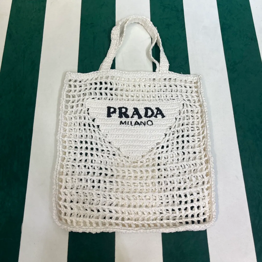 💰1160 Raffia Upgraded Version/White🦴 𝗣𝗿'𝗮𝗱𝗮Raffia Fiber Tote Bag Made of high-quality imported raffia🌿 Purely handmade! Every craftsman makes it with care and crochets it stitch by stitch! How can summer outings, picnics, and photo shoots be complete without a beautiful, lightweight and chic straw bag? 393 Size: 36×4×38cm