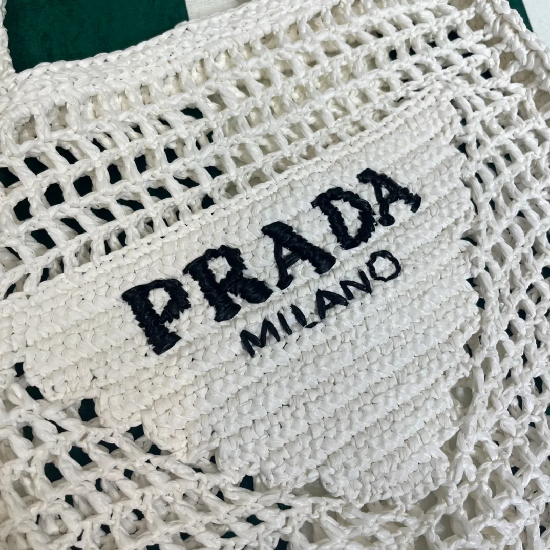 💰1160 Raffia Upgraded Version/White🦴 𝗣𝗿'𝗮𝗱𝗮Raffia Fiber Tote Bag Made of high-quality imported raffia🌿 Purely handmade! Every craftsman makes it with care and crochets it stitch by stitch! How can summer outings, picnics, and photo shoots be complete without a beautiful, lightweight and chic straw bag? 393 Size: 36×4×38cm