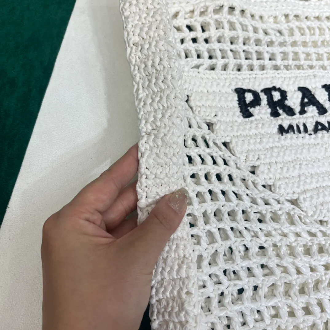 💰1160 Raffia Upgraded Version/White🦴 𝗣𝗿'𝗮𝗱𝗮Raffia Fiber Tote Bag Made of high-quality imported raffia🌿 Purely handmade! Every craftsman makes it with care and crochets it stitch by stitch! How can summer outings, picnics, and photo shoots be complete without a beautiful, lightweight and chic straw bag? 393 Size: 36×4×38cm