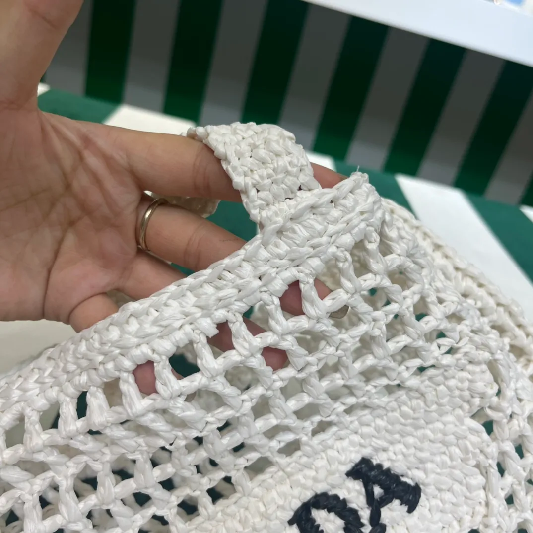 💰1160 Raffia Upgraded Version/White🦴 𝗣𝗿'𝗮𝗱𝗮Raffia Fiber Tote Bag Made of high-quality imported raffia🌿 Purely handmade! Every craftsman makes it with care and crochets it stitch by stitch! How can summer outings, picnics, and photo shoots be complete without a beautiful, lightweight and chic straw bag? 393 Size: 36×4×38cm