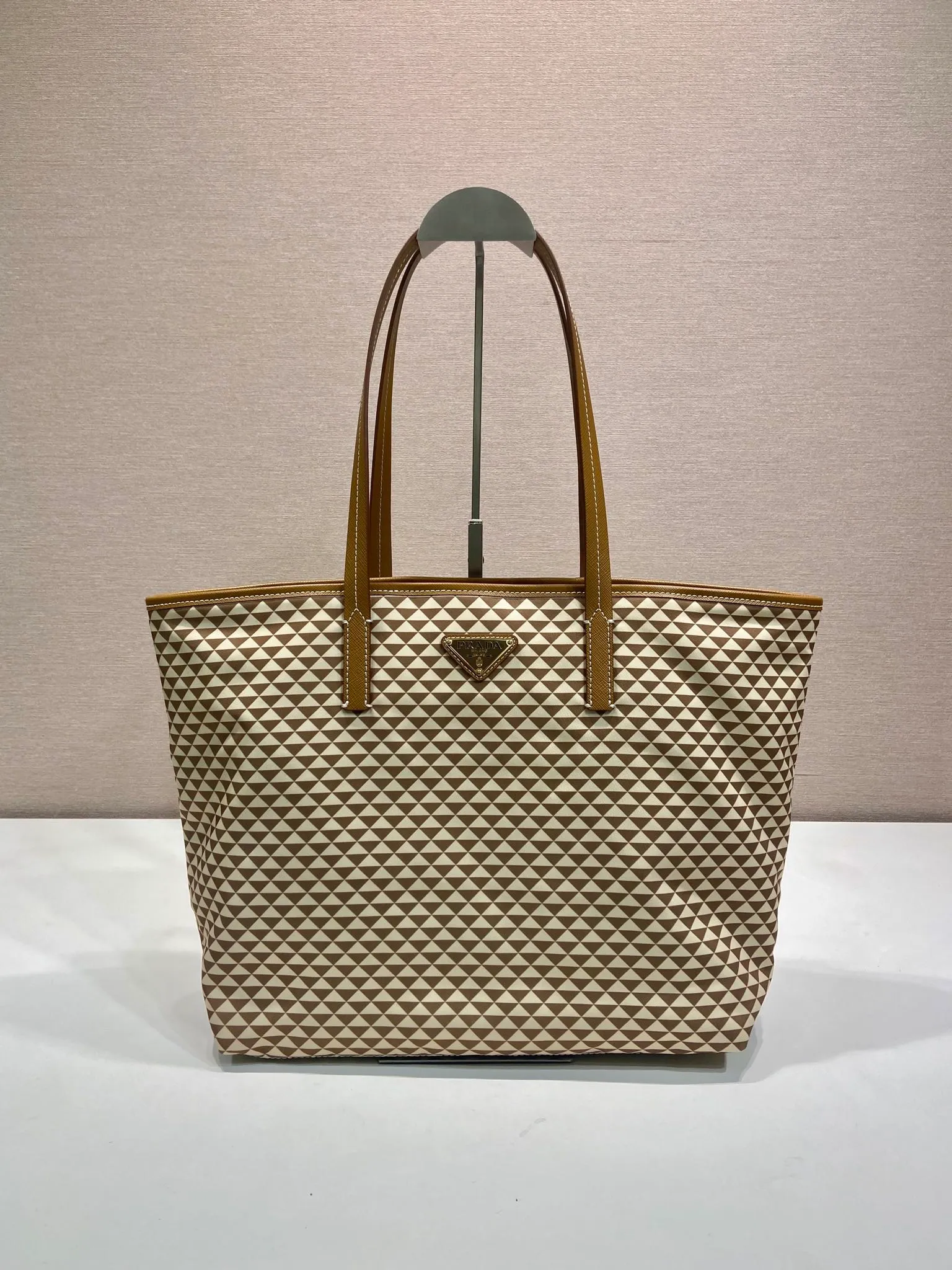 💰1160🎉New tote bag🎉1BD552 new product🎉🎉This Tessuto The Triangulum tote bag is made of imported printed nylon fabric with cross-grain cowhide. The triangular pattern is eye-catching in color and has a large capacity. It is really versatile😘😘The upper body effect is very stylish. Beauties, hurry up and get it🎉🎉. It is a must-have in spring and summer. It is also a popular style that will never go out of style🎉🎉 Length 33c Height 29x Bottom 14cm🎉🎉🎉💰💰💰