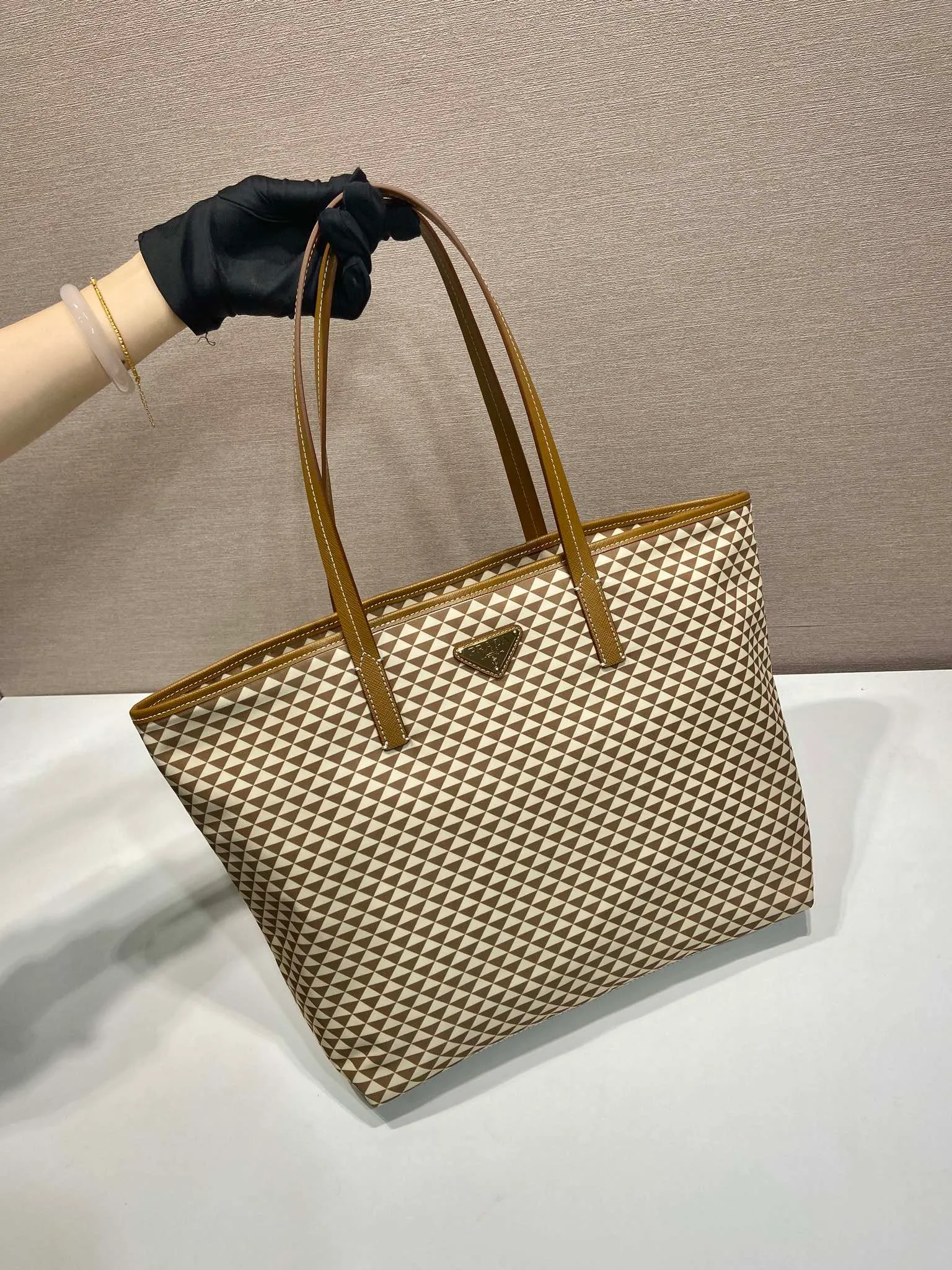 💰1160🎉New tote bag🎉1BD552 new product🎉🎉This Tessuto The Triangulum tote bag is made of imported printed nylon fabric with cross-grain cowhide. The triangular pattern is eye-catching in color and has a large capacity. It is really versatile😘😘The upper body effect is very stylish. Beauties, hurry up and get it🎉🎉. It is a must-have in spring and summer. It is also a popular style that will never go out of style🎉🎉 Length 33c Height 29x Bottom 14cm🎉🎉🎉💰💰💰