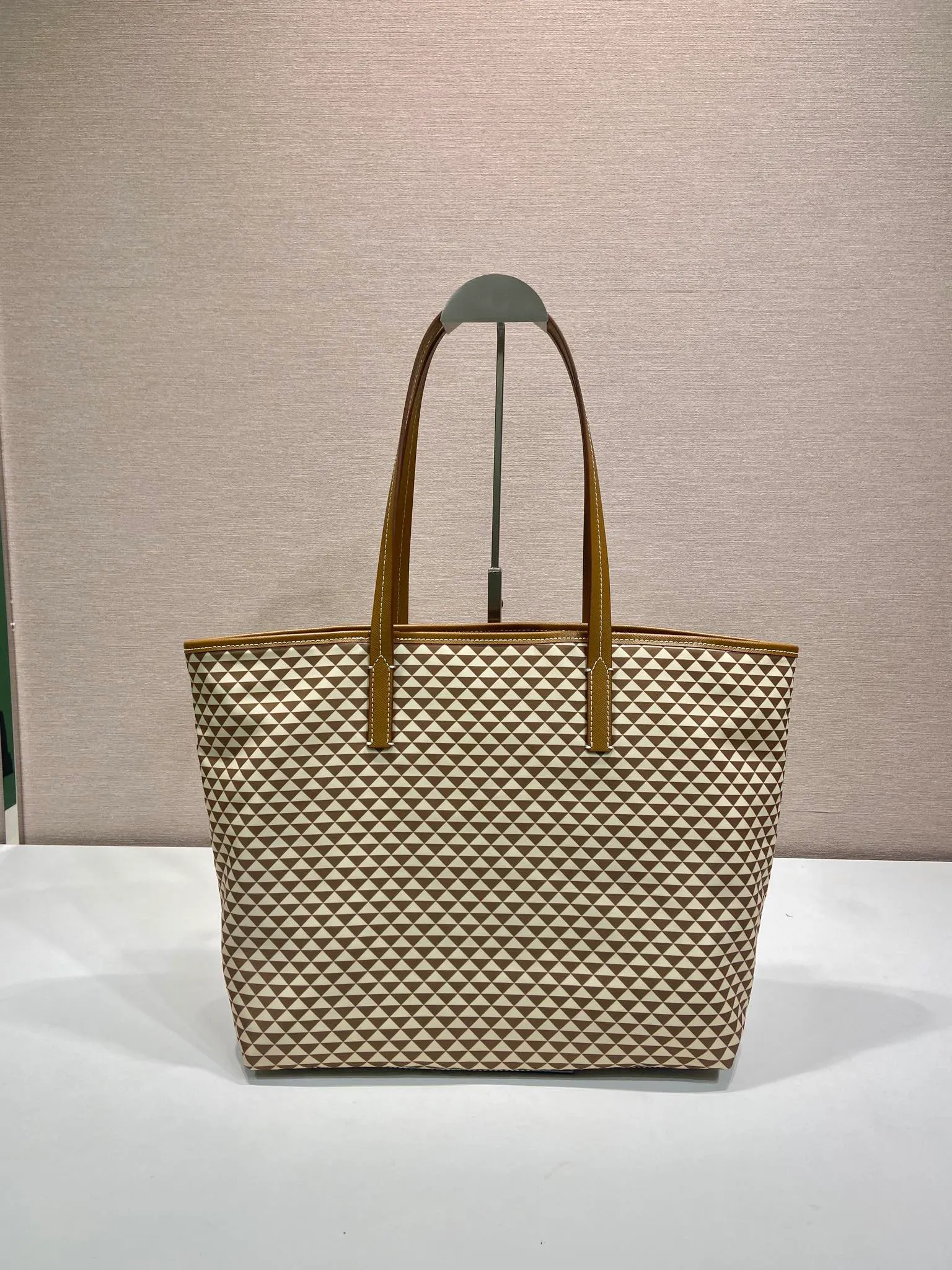 💰1160🎉New tote bag🎉1BD552 new product🎉🎉This Tessuto The Triangulum tote bag is made of imported printed nylon fabric with cross-grain cowhide. The triangular pattern is eye-catching in color and has a large capacity. It is really versatile😘😘The upper body effect is very stylish. Beauties, hurry up and get it🎉🎉. It is a must-have in spring and summer. It is also a popular style that will never go out of style🎉🎉 Length 33c Height 29x Bottom 14cm🎉🎉🎉💰💰💰