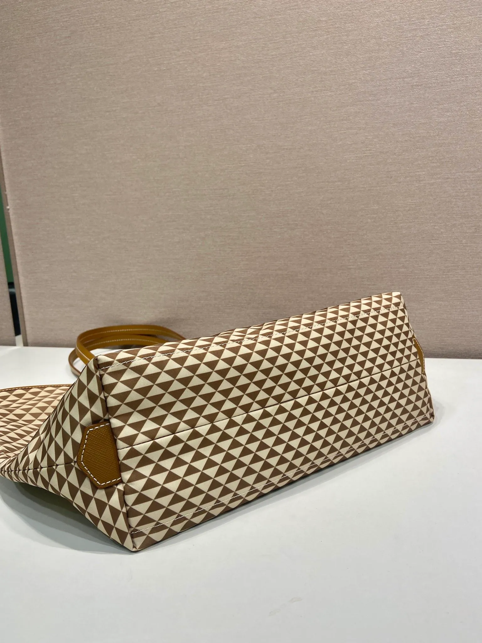 💰1160🎉New tote bag🎉1BD552 new product🎉🎉This Tessuto The Triangulum tote bag is made of imported printed nylon fabric with cross-grain cowhide. The triangular pattern is eye-catching in color and has a large capacity. It is really versatile😘😘The upper body effect is very stylish. Beauties, hurry up and get it🎉🎉. It is a must-have in spring and summer. It is also a popular style that will never go out of style🎉🎉 Length 33c Height 29x Bottom 14cm🎉🎉🎉💰💰💰