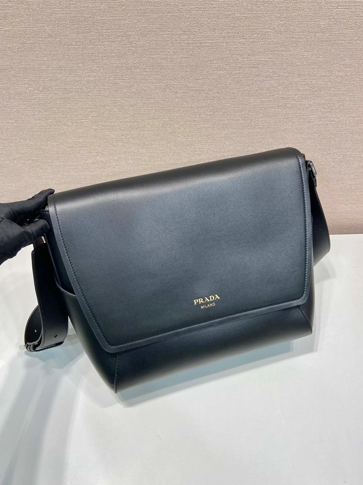 💰1840🎉New messenger bag🎉🎉2VD068 large size🎉🎉 This leather shoulder bag is made of imported calfskin, showing a fashionable and casual style. Compact in a flap silhouette with adjustable shoulder straps, it's detailed with metal hardware and a monogrammed logo. Flip cover design, the upper body effect is very cool, babies, hurry up and get it🎉🎉 Length 30x Height 27.5x Bottom 15cm🎉🎉🎉👏👏👏