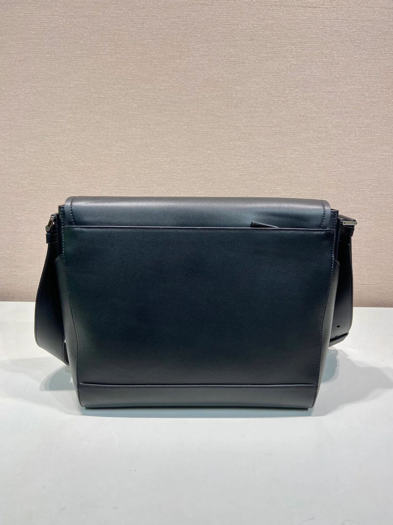 💰1840🎉New messenger bag🎉🎉2VD068 large size🎉🎉 This leather shoulder bag is made of imported calfskin, showing a fashionable and casual style. Compact in a flap silhouette with adjustable shoulder straps, it's detailed with metal hardware and a monogrammed logo. Flip cover design, the upper body effect is very cool, babies, hurry up and get it🎉🎉 Length 30x Height 27.5x Bottom 15cm🎉🎉🎉👏👏👏