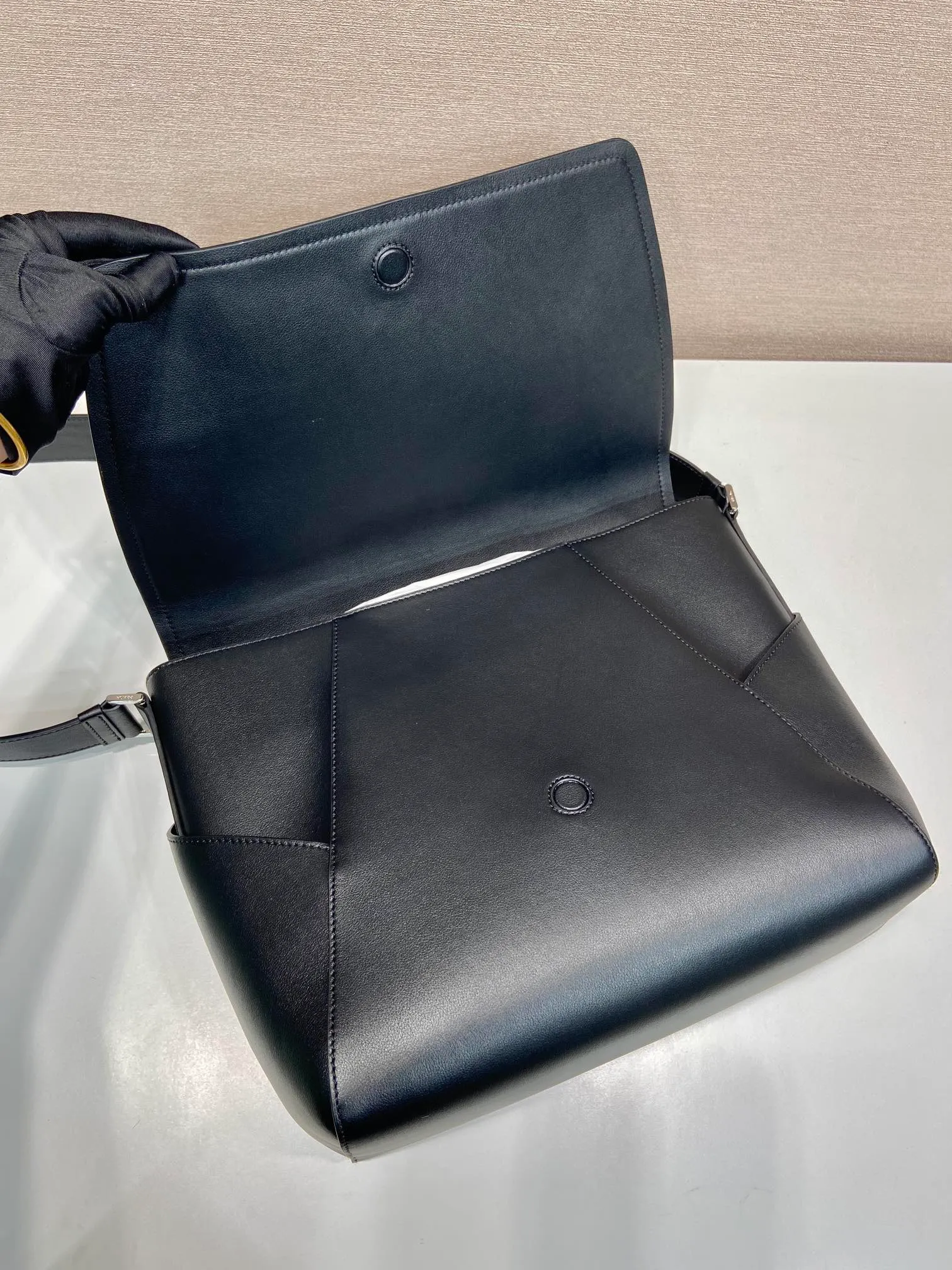 💰1840🎉New messenger bag🎉🎉2VD068 large size🎉🎉 This leather shoulder bag is made of imported calfskin, showing a fashionable and casual style. Compact in a flap silhouette with adjustable shoulder straps, it's detailed with metal hardware and a monogrammed logo. Flip cover design, the upper body effect is very cool, babies, hurry up and get it🎉🎉 Length 30x Height 27.5x Bottom 15cm🎉🎉🎉👏👏👏