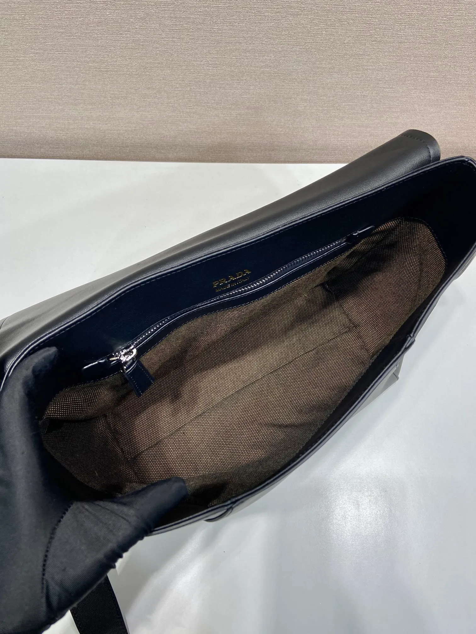 💰1840🎉New messenger bag🎉🎉2VD068 large size🎉🎉 This leather shoulder bag is made of imported calfskin, showing a fashionable and casual style. Compact in a flap silhouette with adjustable shoulder straps, it's detailed with metal hardware and a monogrammed logo. Flip cover design, the upper body effect is very cool, babies, hurry up and get it🎉🎉 Length 30x Height 27.5x Bottom 15cm🎉🎉🎉👏👏👏