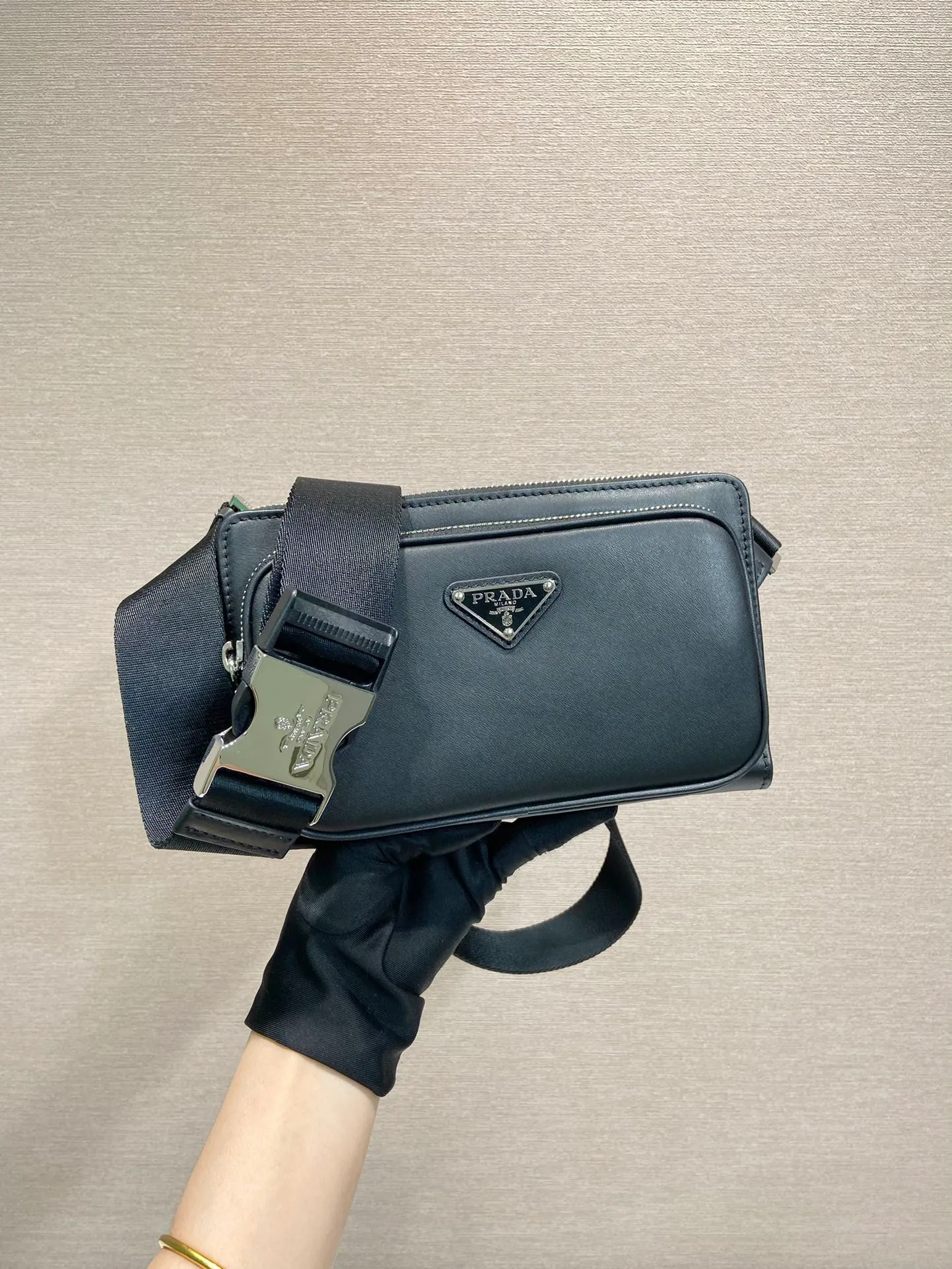 💰1320🎉New waist bag🎉2VH156🎉 This simple and versatile waist bag/chest bag is made of imported calfskin, showing modern charm with technological details. Regenerated nylon adjustable shoulder strap with top-grade metal buckle and external zippered pocket, small back pocket and internal card slots. Very functional and the upper body effect is very cool. Another popular style that never goes out of style🎉🎉 Length 21x Height 13x Bottom 2.5cm
