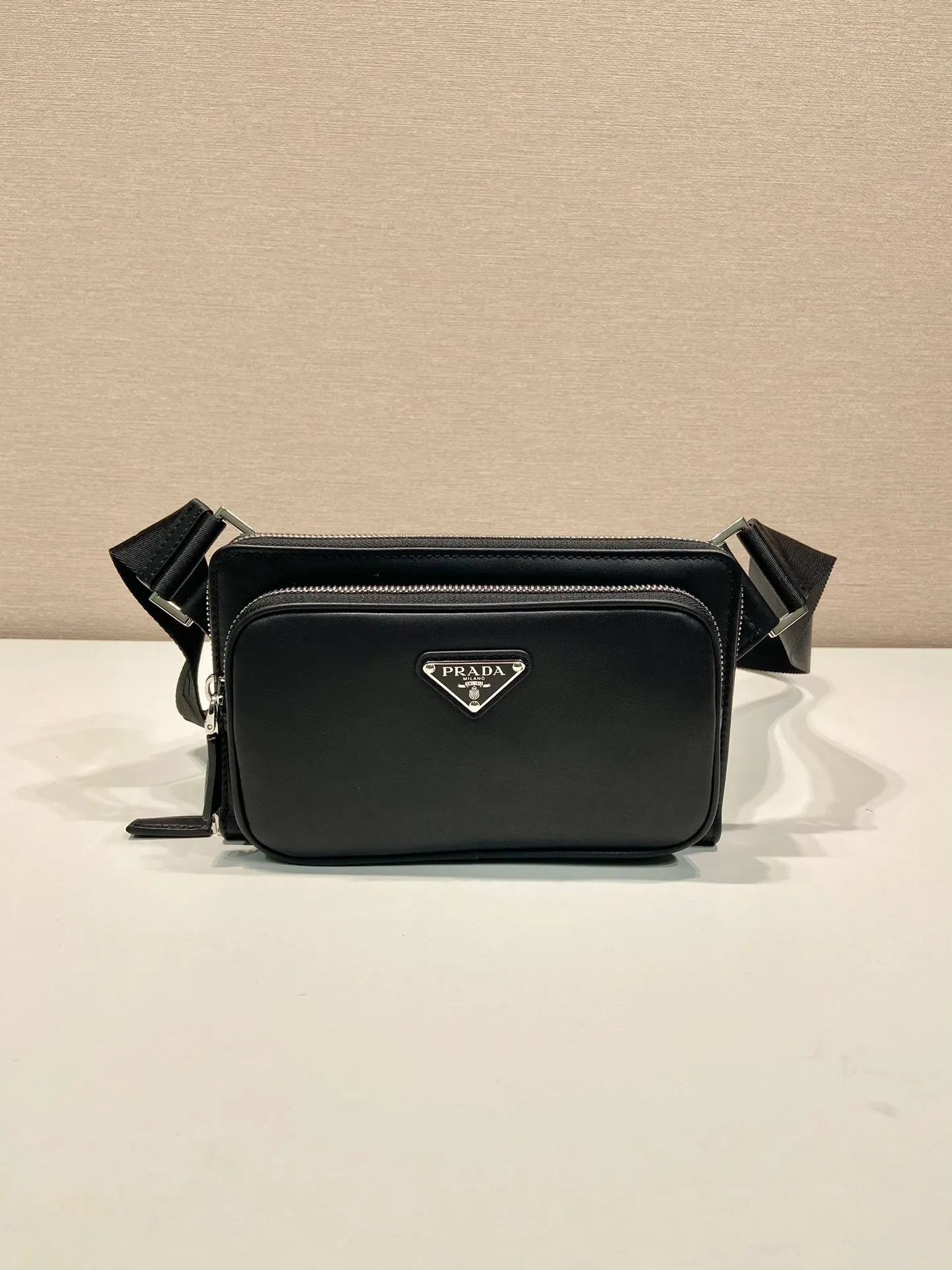 💰1320🎉New waist bag🎉2VH156🎉 This simple and versatile waist bag/chest bag is made of imported calfskin, showing modern charm with technological details. Regenerated nylon adjustable shoulder strap with top-grade metal buckle and external zippered pocket, small back pocket and internal card slots. Very functional and the upper body effect is very cool. Another popular style that never goes out of style🎉🎉 Length 21x Height 13x Bottom 2.5cm