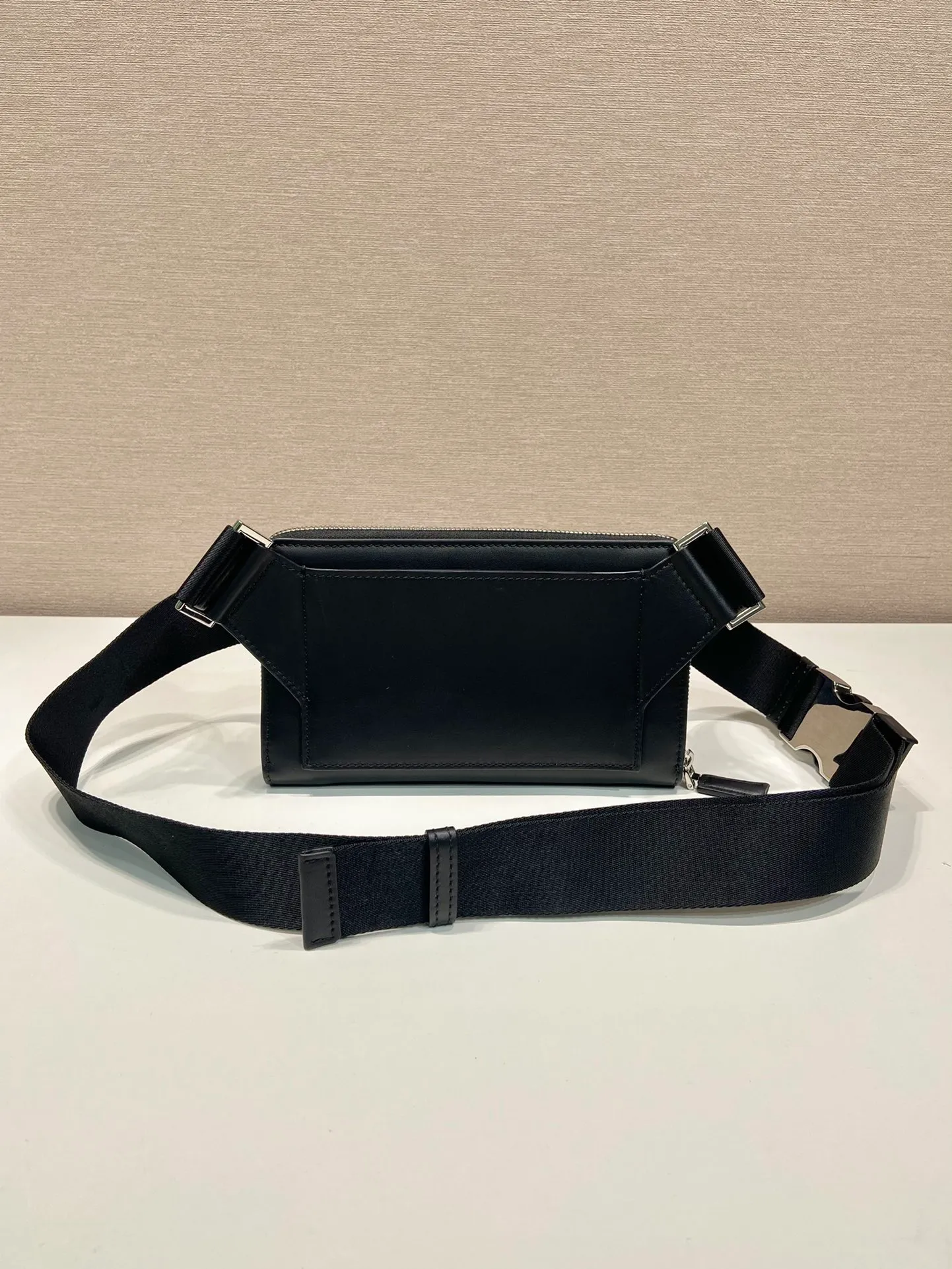 💰1320🎉New waist bag🎉2VH156🎉 This simple and versatile waist bag/chest bag is made of imported calfskin, showing modern charm with technological details. Regenerated nylon adjustable shoulder strap with top-grade metal buckle and external zippered pocket, small back pocket and internal card slots. Very functional and the upper body effect is very cool. Another popular style that never goes out of style🎉🎉 Length 21x Height 13x Bottom 2.5cm