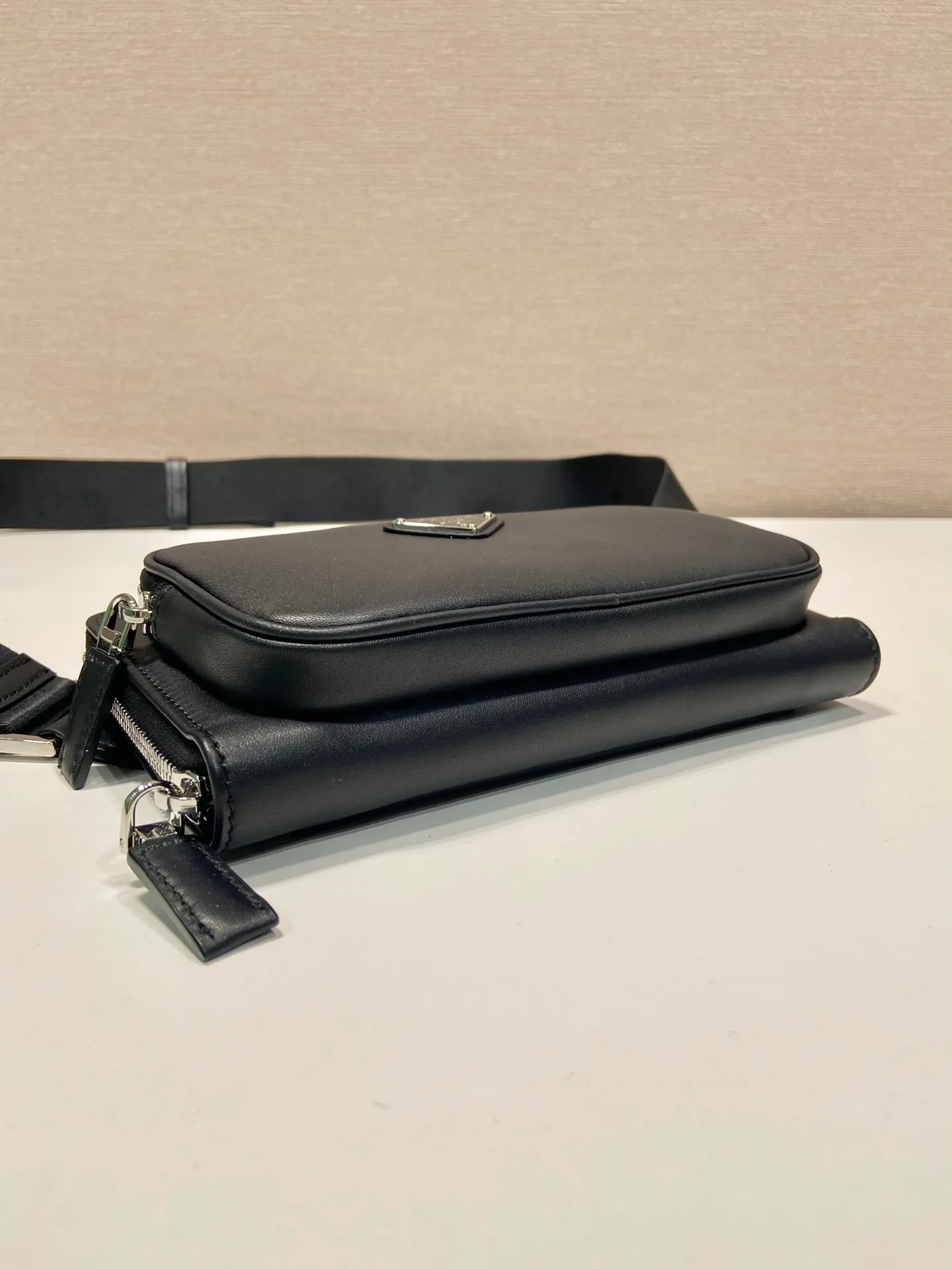💰1320🎉New waist bag🎉2VH156🎉 This simple and versatile waist bag/chest bag is made of imported calfskin, showing modern charm with technological details. Regenerated nylon adjustable shoulder strap with top-grade metal buckle and external zippered pocket, small back pocket and internal card slots. Very functional and the upper body effect is very cool. Another popular style that never goes out of style🎉🎉 Length 21x Height 13x Bottom 2.5cm