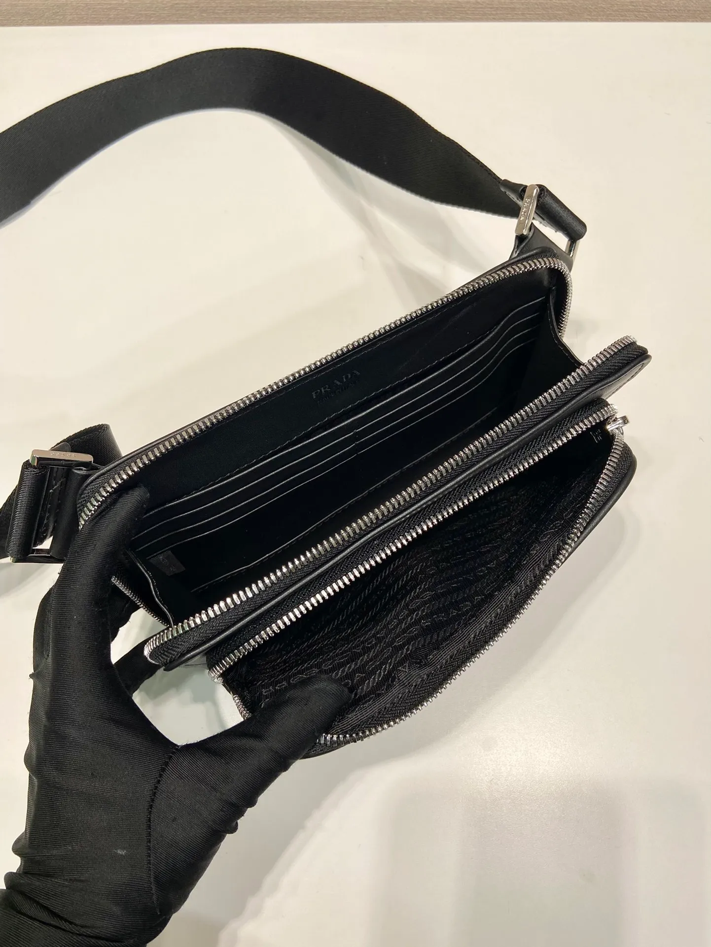 💰1320🎉New waist bag🎉2VH156🎉 This simple and versatile waist bag/chest bag is made of imported calfskin, showing modern charm with technological details. Regenerated nylon adjustable shoulder strap with top-grade metal buckle and external zippered pocket, small back pocket and internal card slots. Very functional and the upper body effect is very cool. Another popular style that never goes out of style🎉🎉 Length 21x Height 13x Bottom 2.5cm