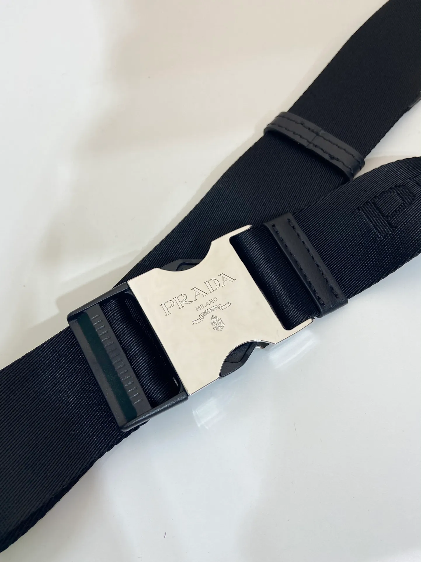 💰1320🎉New waist bag🎉2VH156🎉 This simple and versatile waist bag/chest bag is made of imported calfskin, showing modern charm with technological details. Regenerated nylon adjustable shoulder strap with top-grade metal buckle and external zippered pocket, small back pocket and internal card slots. Very functional and the upper body effect is very cool. Another popular style that never goes out of style🎉🎉 Length 21x Height 13x Bottom 2.5cm