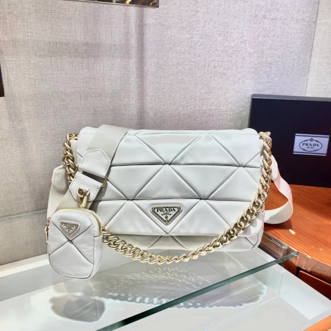 💰1900🎉New three-in-one🎉1BD291 sheepskin large size🎉Large size👏👏This three-in-one women's bag is made of imported fetal sheepskin, top nostalgic light gold🎉🎉Purely handmade rhombus splicing pattern design, it looks particularly unique and elegant, and it can be used three times in one bag. It can be carried on one shoulder or across the body👍👍My favorite is the small coin purse. Now the design has been upgraded and can be hung on the left and right sides🙊🙊This very feminine design inspiration looks simple, elegant and elegant, and it is a three-in-one that will never go out of style😘😘Women are always pursuing perfection😘😘Hurry up and get it👏👏 Length 28x Height 18x Bottom 7.5cm