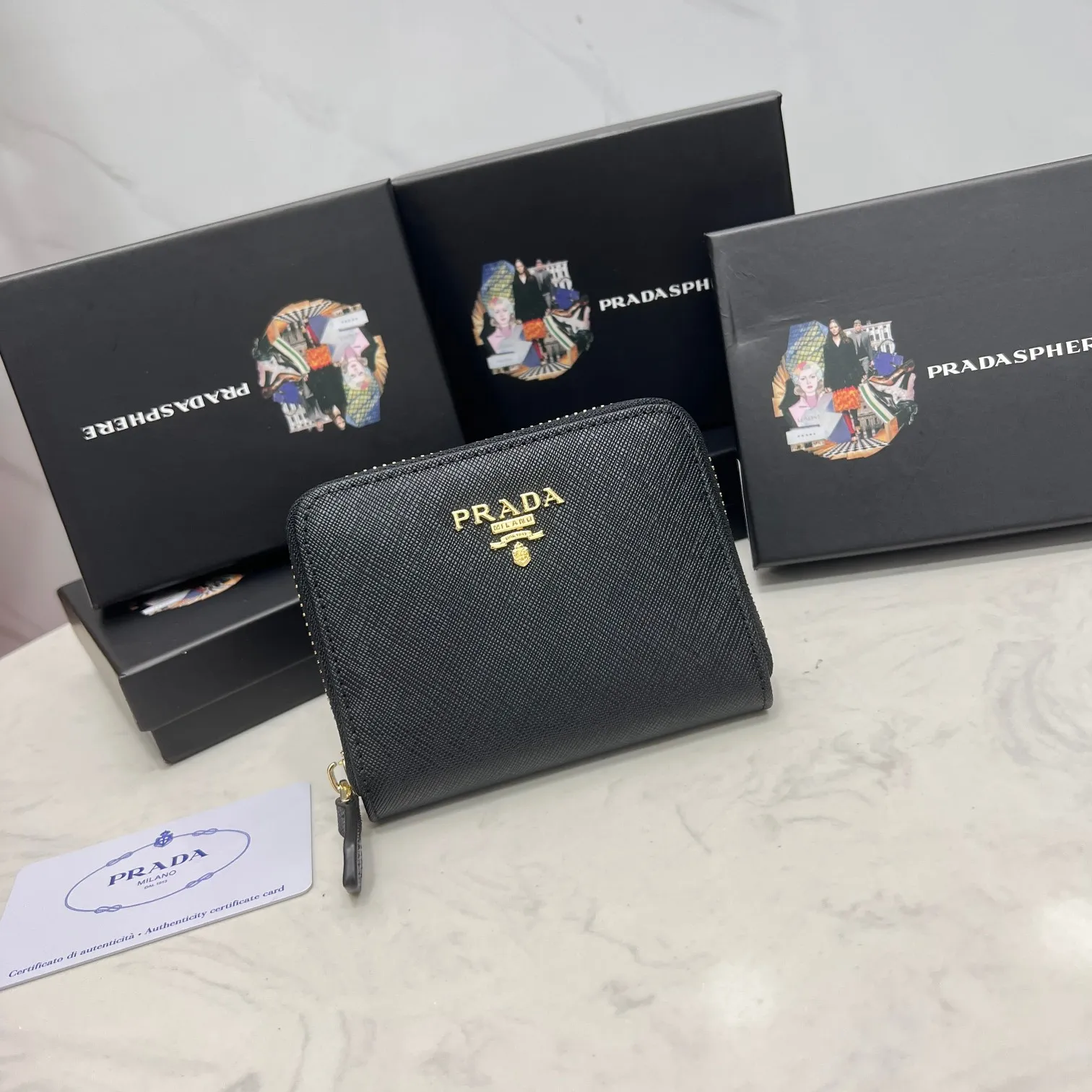 Batch 150 PRADA👏👏Hot-selling men’s card holder💼The latest style at the counter, synchronized with the official website, genuine product development, Italian top-quality original single cross-grain cowhide with excellent texture, threaded lining and imported hardware accessories! Exquisite wiring is even and neat, the oil edges are smooth, No.: LM207, Size: 10cm long, 8cm high, Color: red, black, plum red, blue, pink