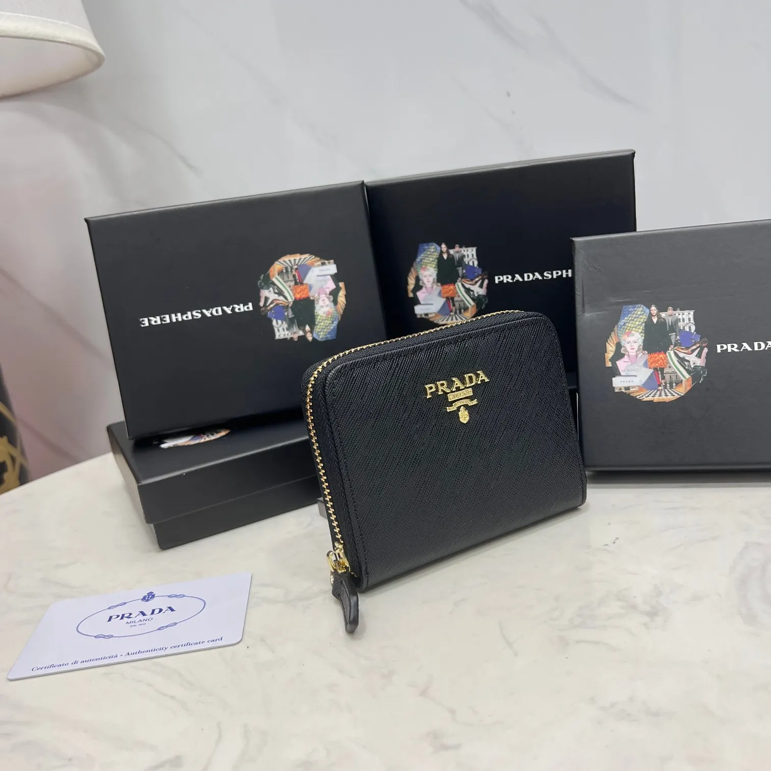 Batch 150 PRADA👏👏Hot-selling men’s card holder💼The latest style at the counter, synchronized with the official website, genuine product development, Italian top-quality original single cross-grain cowhide with excellent texture, threaded lining and imported hardware accessories! Exquisite wiring is even and neat, the oil edges are smooth, No.: LM207, Size: 10cm long, 8cm high, Color: red, black, plum red, blue, pink
