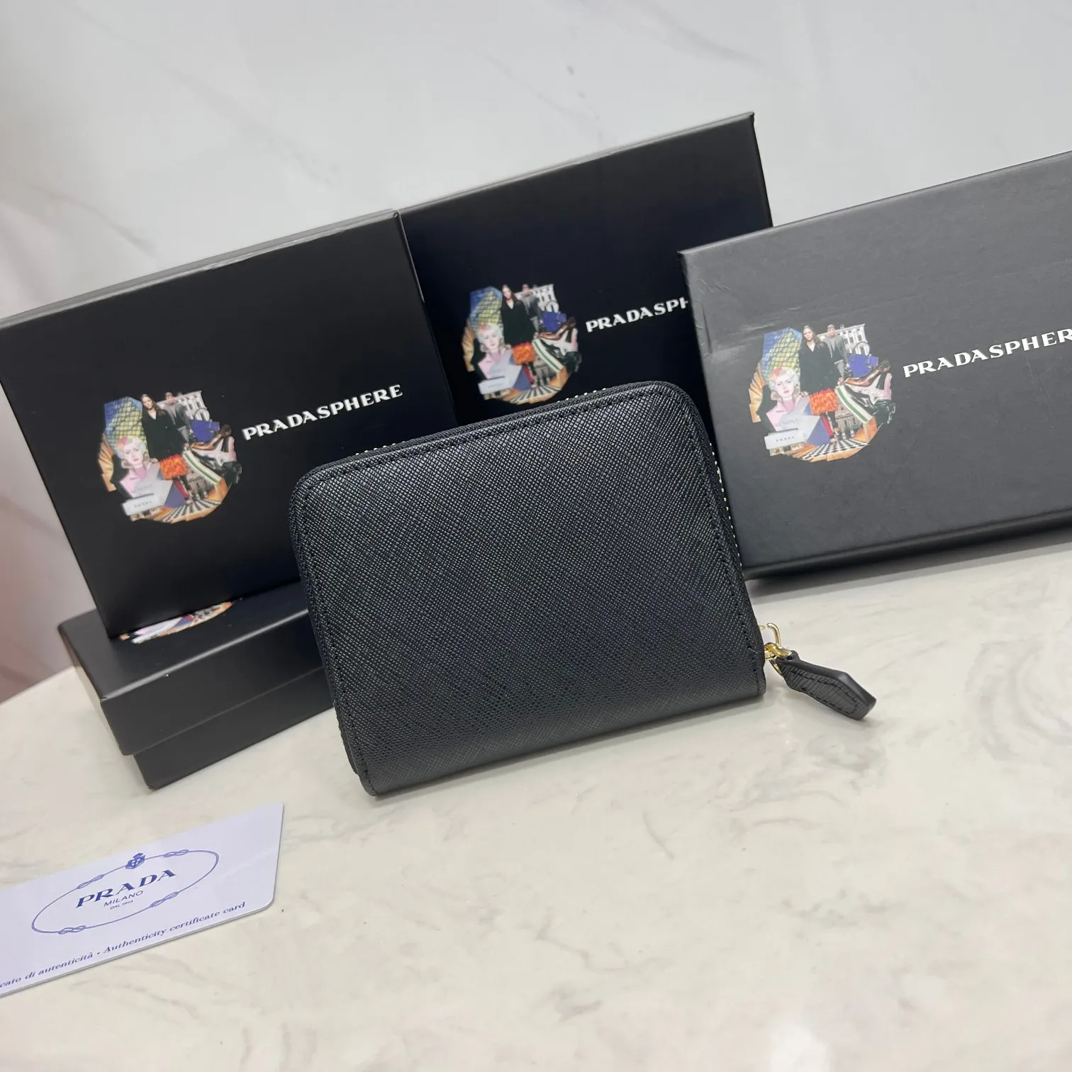 Batch 150 PRADA👏👏Hot-selling men’s card holder💼The latest style at the counter, synchronized with the official website, genuine product development, Italian top-quality original single cross-grain cowhide with excellent texture, threaded lining and imported hardware accessories! Exquisite wiring is even and neat, the oil edges are smooth, No.: LM207, Size: 10cm long, 8cm high, Color: red, black, plum red, blue, pink