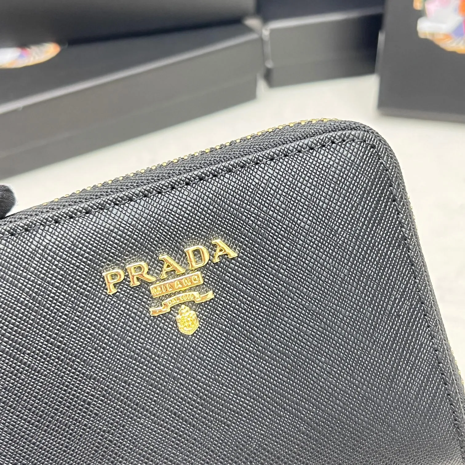 Batch 150 PRADA👏👏Hot-selling men’s card holder💼The latest style at the counter, synchronized with the official website, genuine product development, Italian top-quality original single cross-grain cowhide with excellent texture, threaded lining and imported hardware accessories! Exquisite wiring is even and neat, the oil edges are smooth, No.: LM207, Size: 10cm long, 8cm high, Color: red, black, plum red, blue, pink
