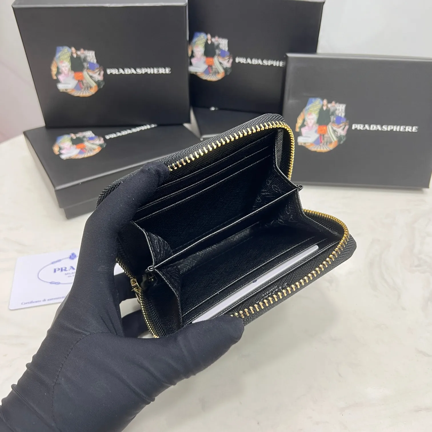Batch 150 PRADA👏👏Hot-selling men’s card holder💼The latest style at the counter, synchronized with the official website, genuine product development, Italian top-quality original single cross-grain cowhide with excellent texture, threaded lining and imported hardware accessories! Exquisite wiring is even and neat, the oil edges are smooth, No.: LM207, Size: 10cm long, 8cm high, Color: red, black, plum red, blue, pink