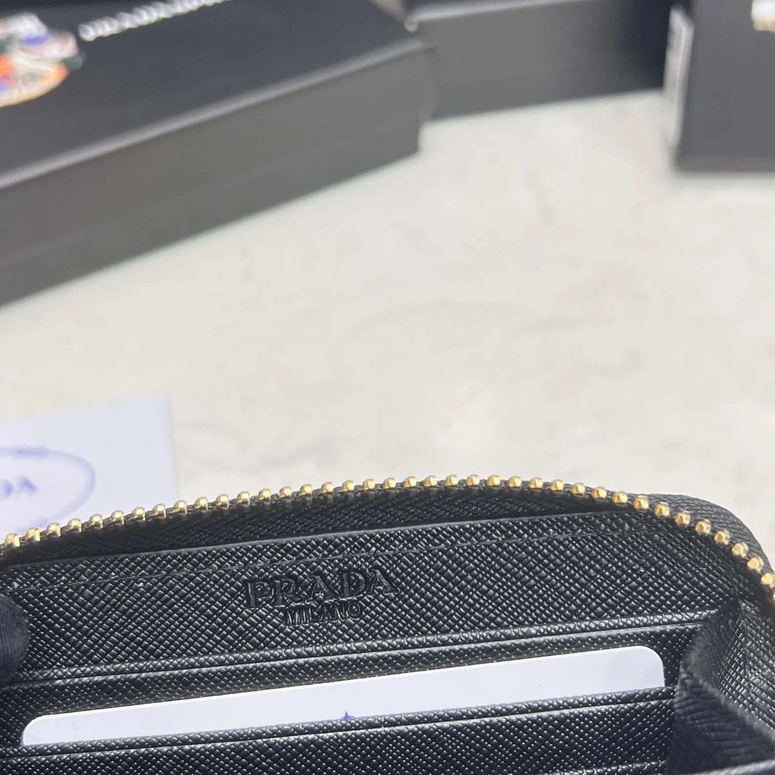 Batch 150 PRADA👏👏Hot-selling men’s card holder💼The latest style at the counter, synchronized with the official website, genuine product development, Italian top-quality original single cross-grain cowhide with excellent texture, threaded lining and imported hardware accessories! Exquisite wiring is even and neat, the oil edges are smooth, No.: LM207, Size: 10cm long, 8cm high, Color: red, black, plum red, blue, pink