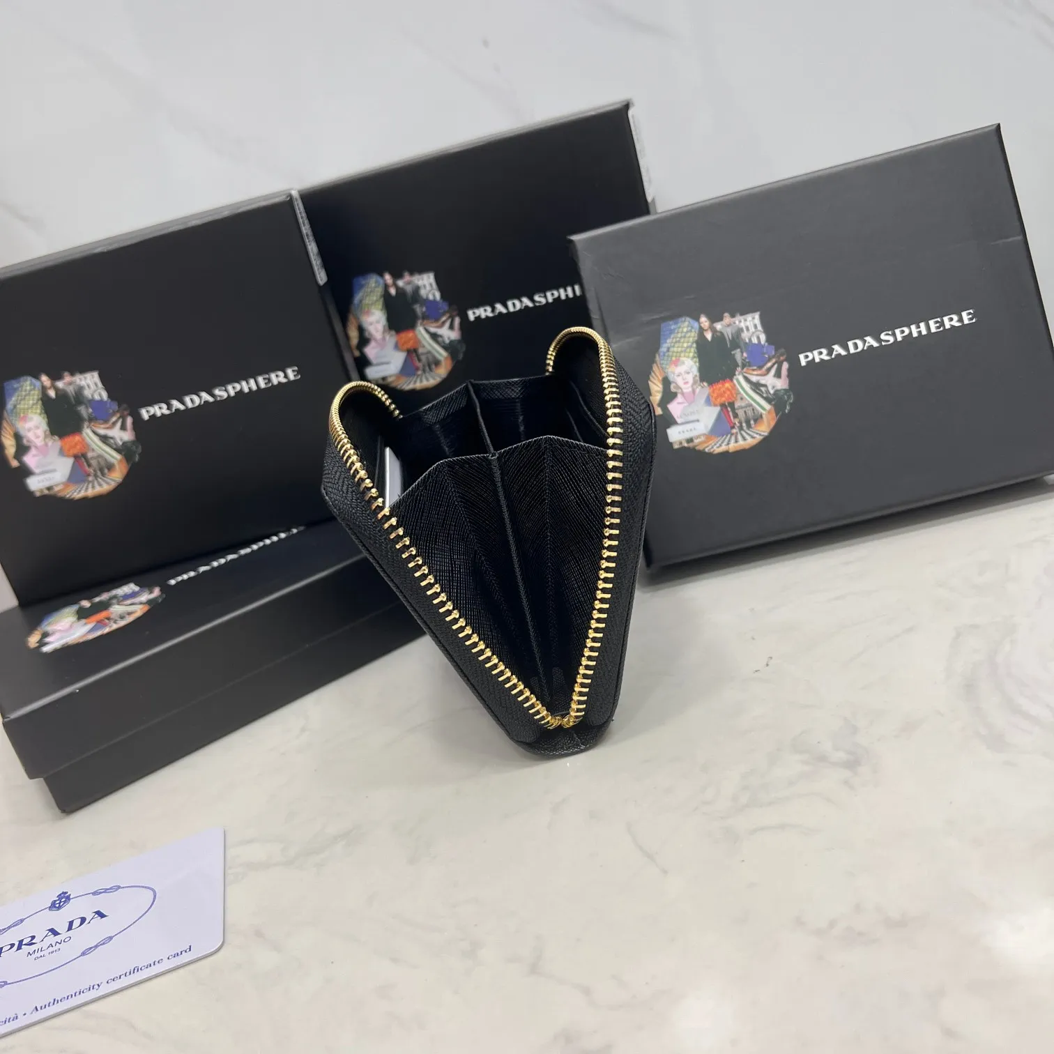 Batch 150 PRADA👏👏Hot-selling men’s card holder💼The latest style at the counter, synchronized with the official website, genuine product development, Italian top-quality original single cross-grain cowhide with excellent texture, threaded lining and imported hardware accessories! Exquisite wiring is even and neat, the oil edges are smooth, No.: LM207, Size: 10cm long, 8cm high, Color: red, black, plum red, blue, pink