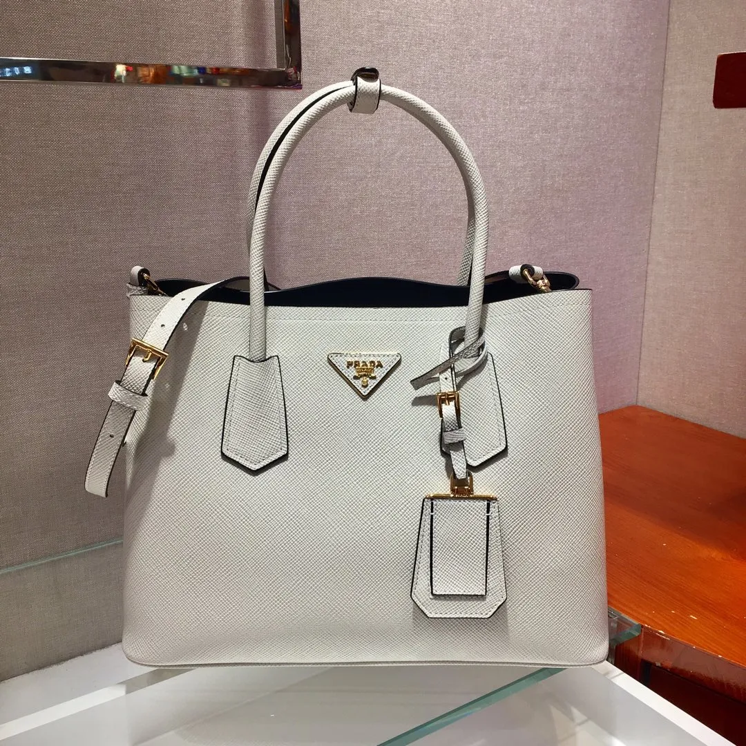 💰2040, P’s classic model 1BG775 in white, arrived in [color][color][color], fully upgraded, using imported thick cross-grain cow + contrasting calf leather inside, top brushed hardware, color matching handle, 175 OEM code, a timeless shopping bag [naughty][naughty][naughty], fashionable and generous, length 33x height 24.5x bottom 14cm,