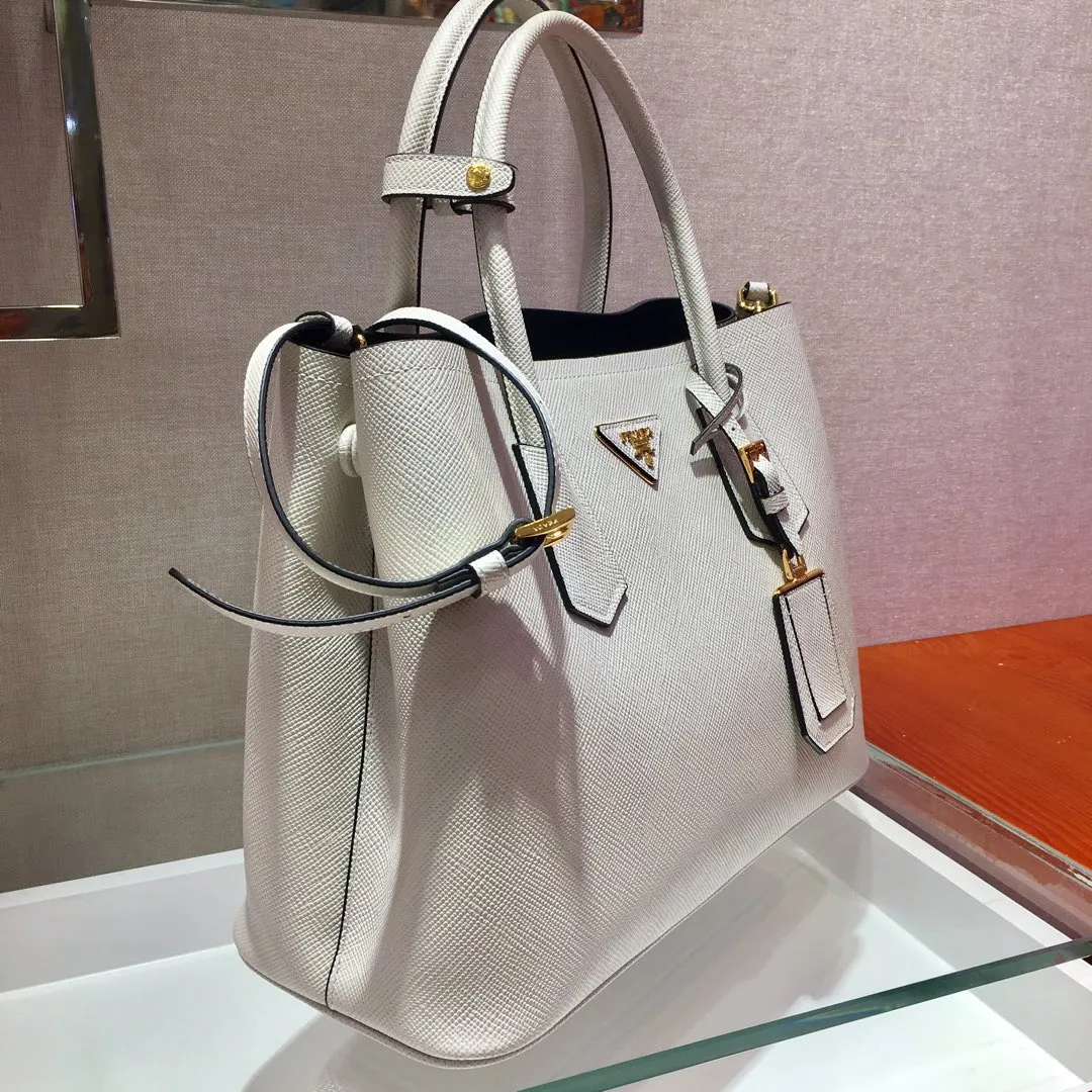💰2040, P’s classic model 1BG775 in white, arrived in [color][color][color], fully upgraded, using imported thick cross-grain cow + contrasting calf leather inside, top brushed hardware, color matching handle, 175 OEM code, a timeless shopping bag [naughty][naughty][naughty], fashionable and generous, length 33x height 24.5x bottom 14cm,