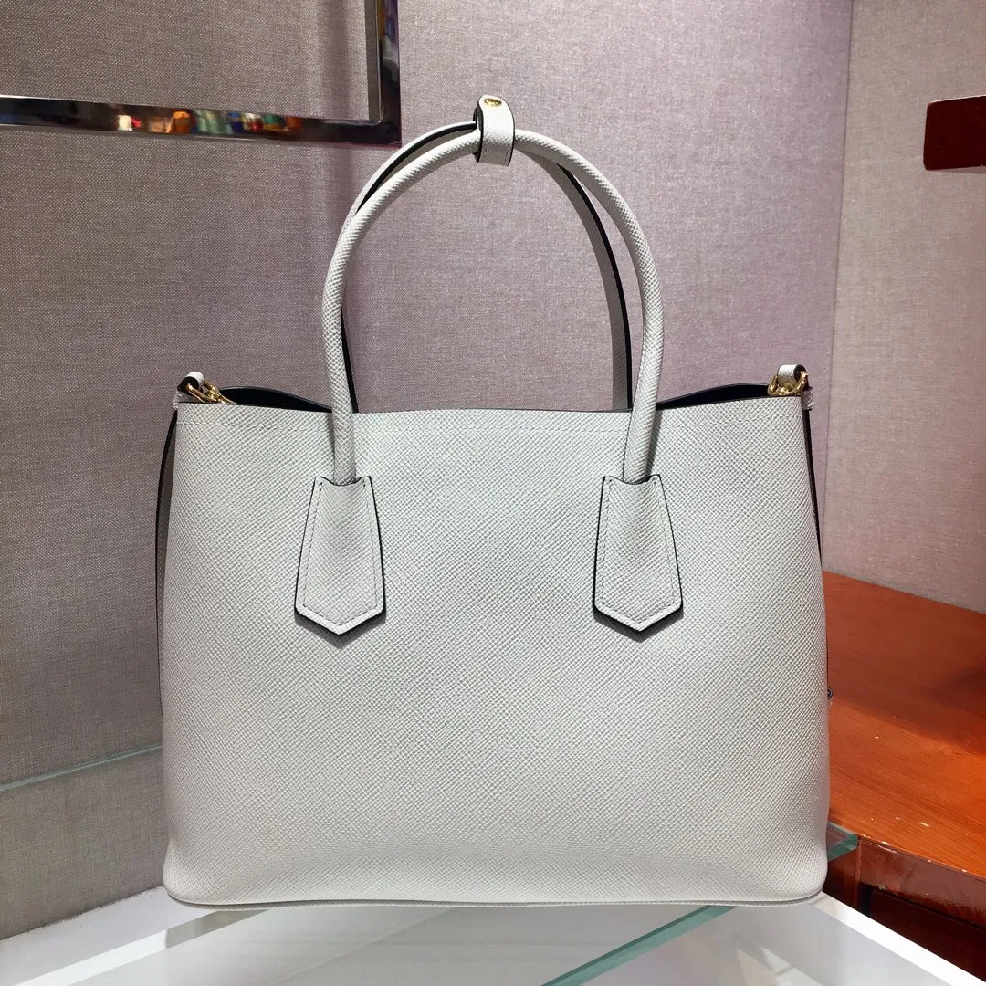 💰2040, P’s classic model 1BG775 in white, arrived in [color][color][color], fully upgraded, using imported thick cross-grain cow + contrasting calf leather inside, top brushed hardware, color matching handle, 175 OEM code, a timeless shopping bag [naughty][naughty][naughty], fashionable and generous, length 33x height 24.5x bottom 14cm,