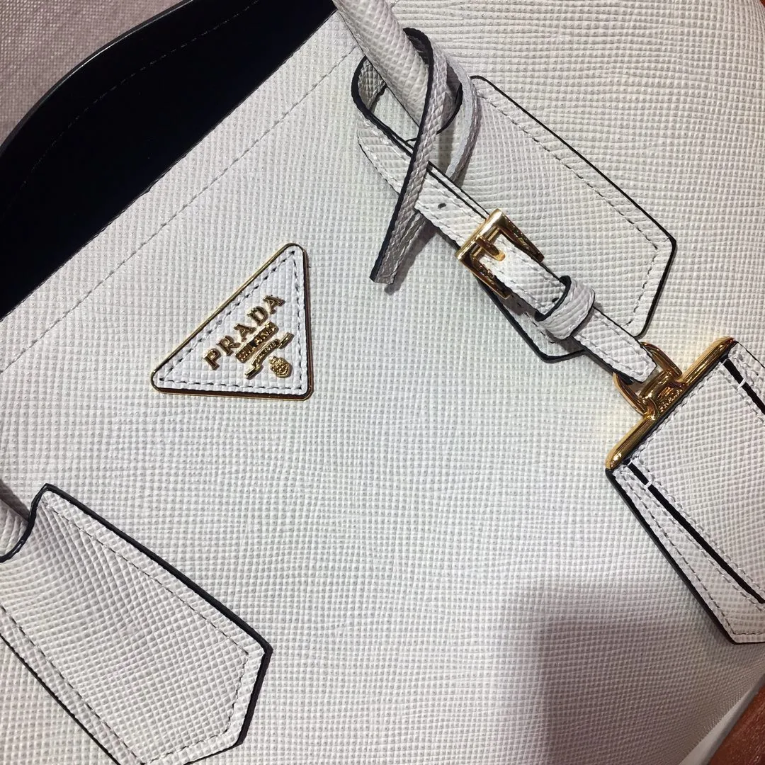 💰2040, P’s classic model 1BG775 in white, arrived in [color][color][color], fully upgraded, using imported thick cross-grain cow + contrasting calf leather inside, top brushed hardware, color matching handle, 175 OEM code, a timeless shopping bag [naughty][naughty][naughty], fashionable and generous, length 33x height 24.5x bottom 14cm,