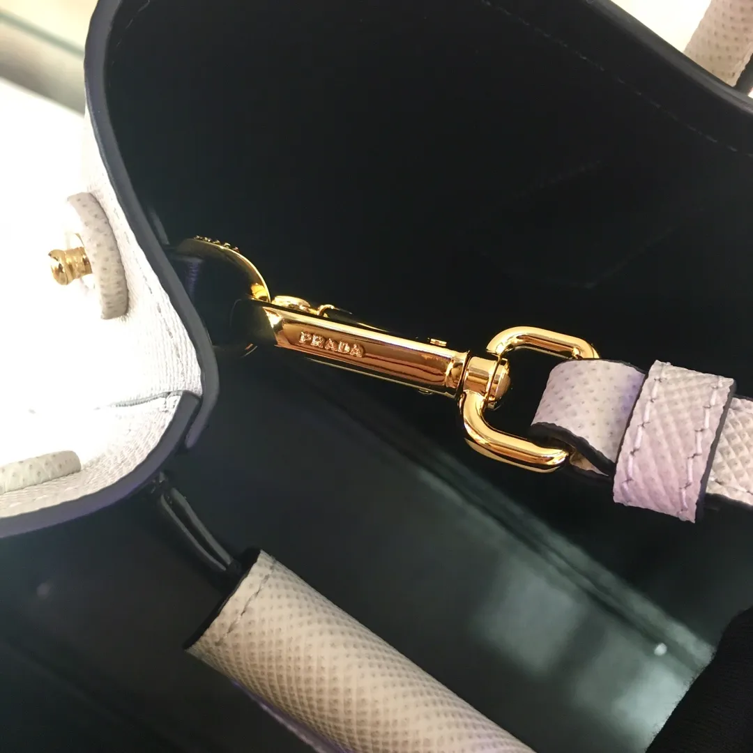 💰2040, P’s classic model 1BG775 in white, arrived in [color][color][color], fully upgraded, using imported thick cross-grain cow + contrasting calf leather inside, top brushed hardware, color matching handle, 175 OEM code, a timeless shopping bag [naughty][naughty][naughty], fashionable and generous, length 33x height 24.5x bottom 14cm,