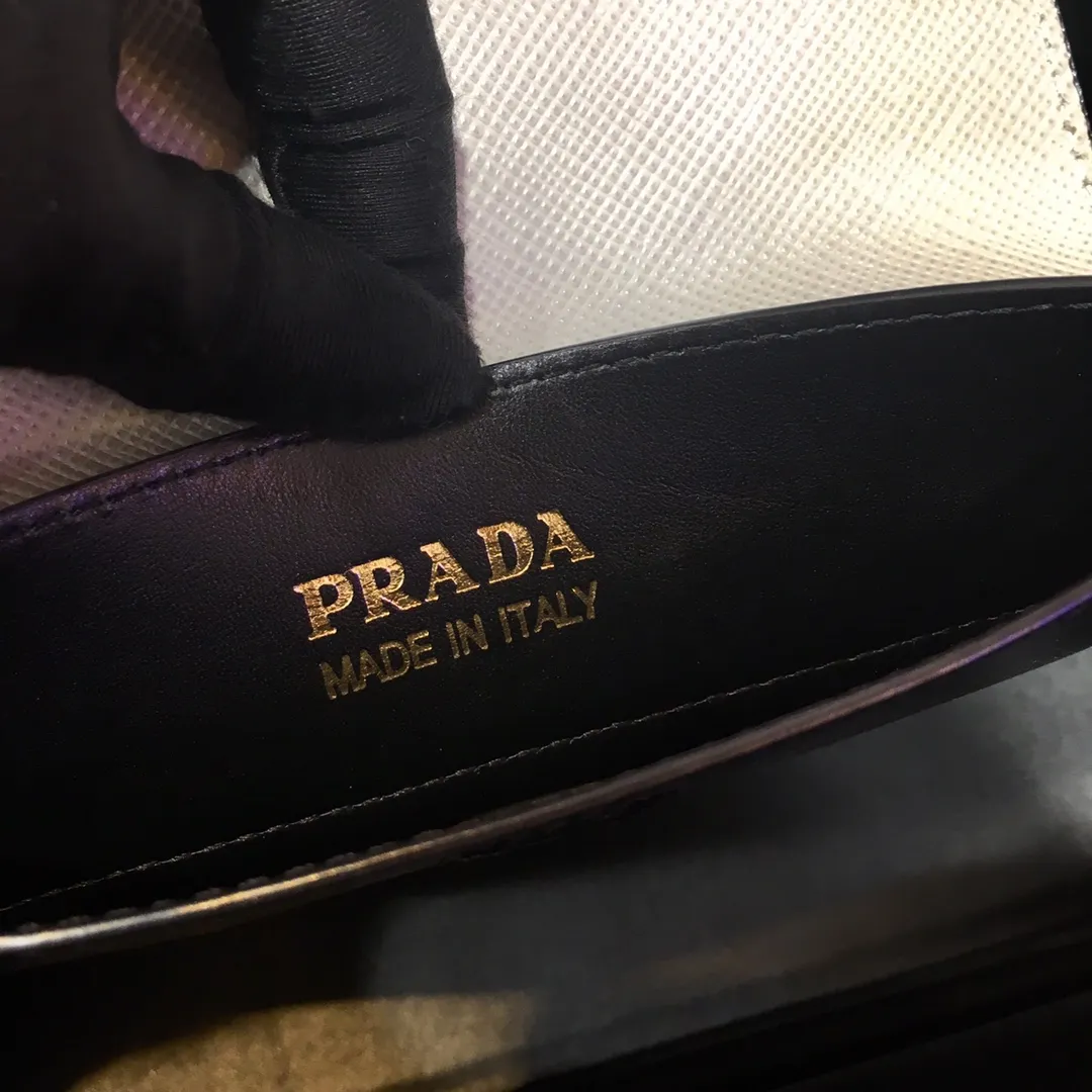 💰2040, P’s classic model 1BG775 in white, arrived in [color][color][color], fully upgraded, using imported thick cross-grain cow + contrasting calf leather inside, top brushed hardware, color matching handle, 175 OEM code, a timeless shopping bag [naughty][naughty][naughty], fashionable and generous, length 33x height 24.5x bottom 14cm,