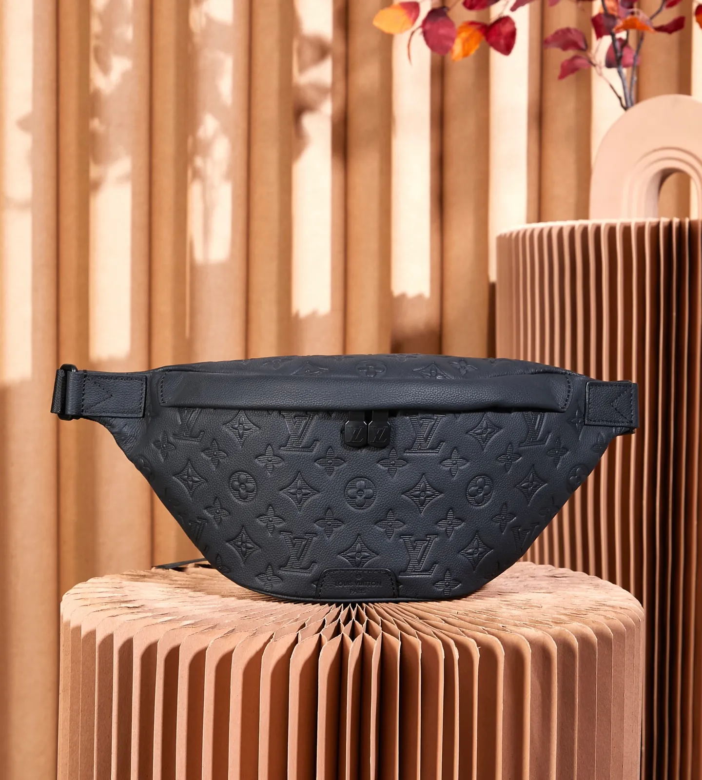 P¥840👉nfc163C01 dynamic chip version👈【Top inspection-free pure steel hardware】M46036 This Discovery waist bag is made of soft Monogram Shadow embossed cow leather, conveying a casual personality with retro touches. Front and rear zippered pockets provide easy access to your phone, keys and cards, and the adjustable waistband allows for shoulder or cross-body wear. Detailed features44 x 15 x 9 cm (length x height x width)