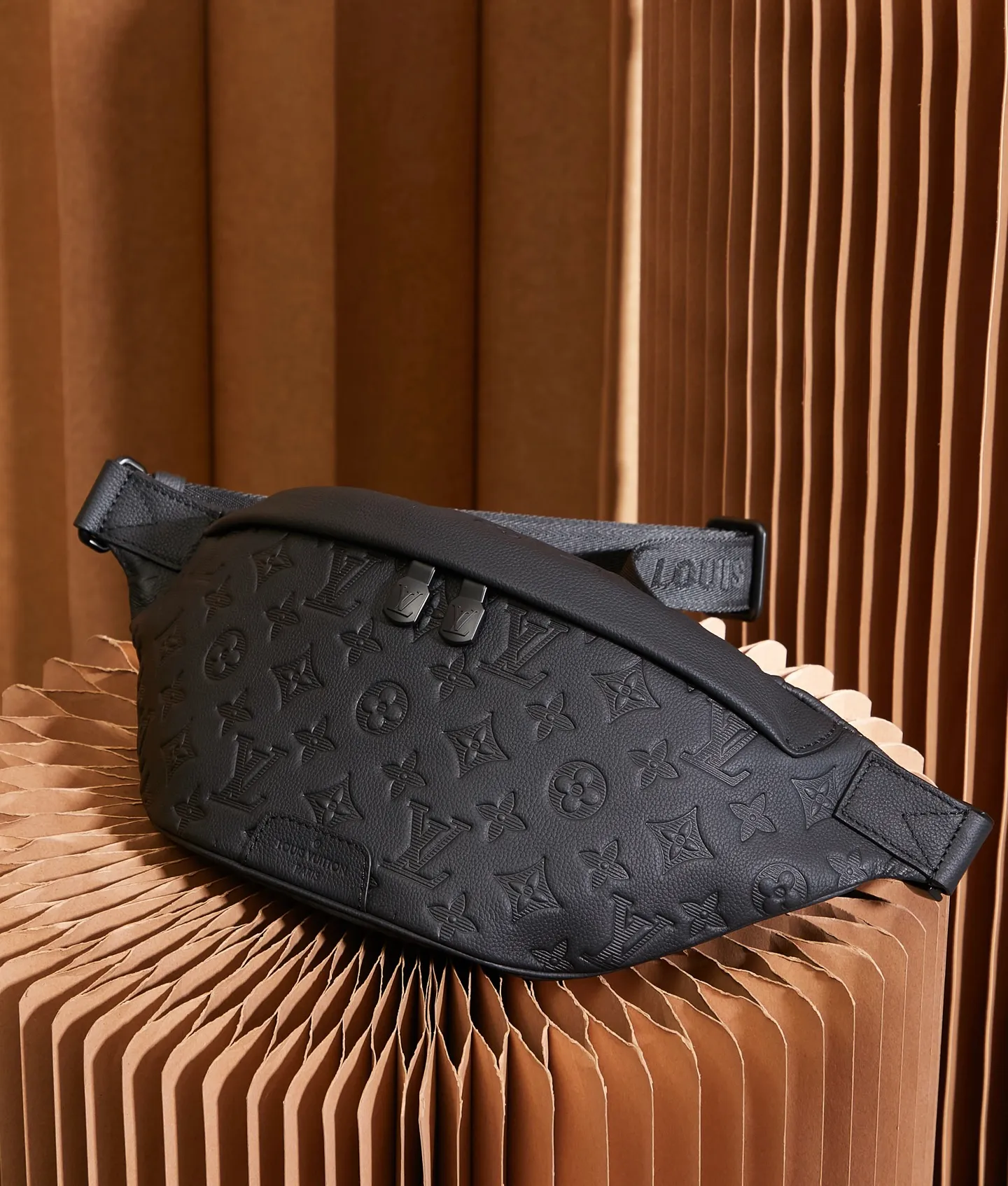 P¥840👉nfc163C01 dynamic chip version👈【Top inspection-free pure steel hardware】M46036 This Discovery waist bag is made of soft Monogram Shadow embossed cow leather, conveying a casual personality with retro touches. Front and rear zippered pockets provide easy access to your phone, keys and cards, and the adjustable waistband allows for shoulder or cross-body wear. Detailed features44 x 15 x 9 cm (length x height x width)
