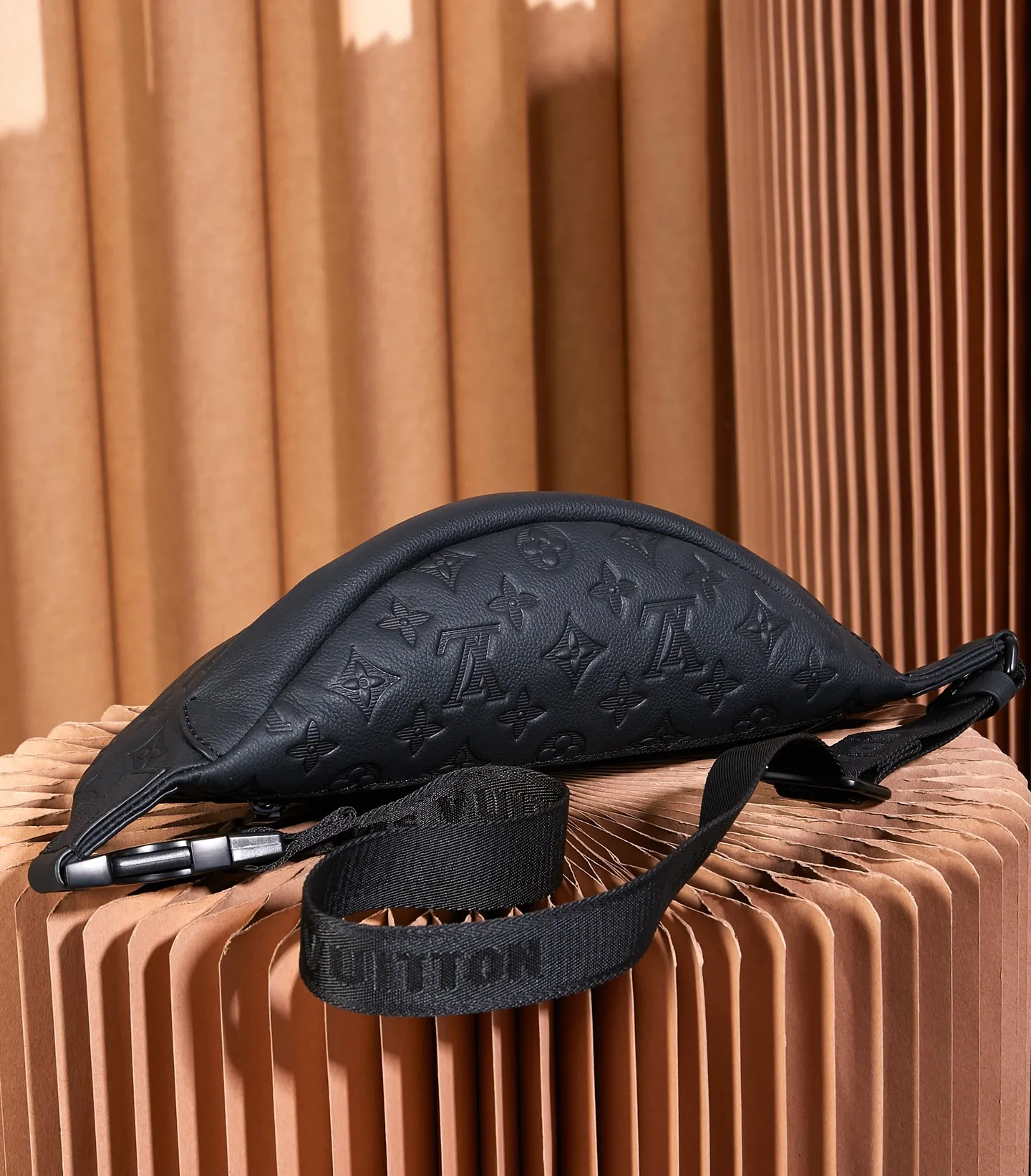 P¥840👉nfc163C01 dynamic chip version👈【Top inspection-free pure steel hardware】M46036 This Discovery waist bag is made of soft Monogram Shadow embossed cow leather, conveying a casual personality with retro touches. Front and rear zippered pockets provide easy access to your phone, keys and cards, and the adjustable waistband allows for shoulder or cross-body wear. Detailed features44 x 15 x 9 cm (length x height x width)