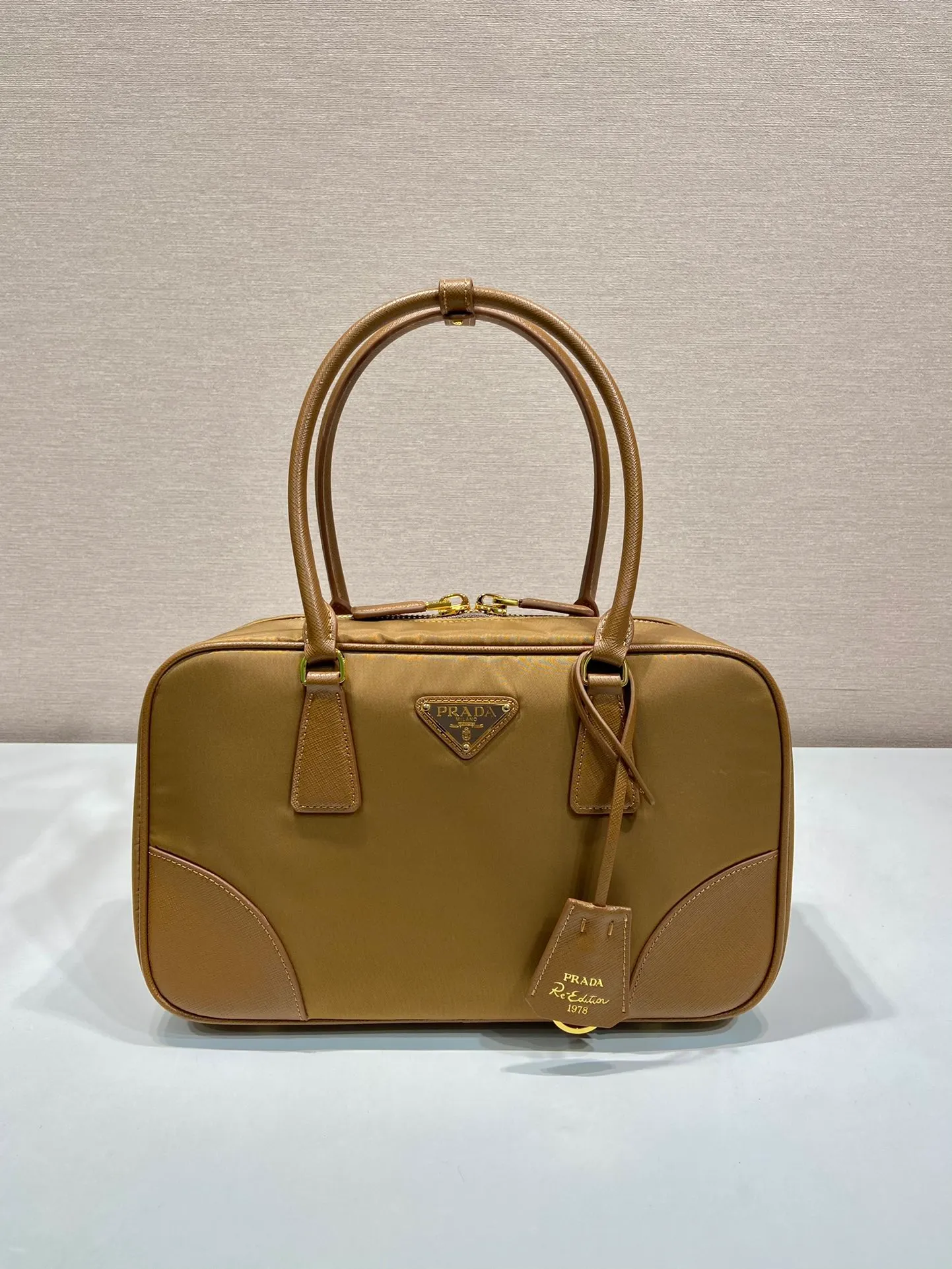 💰1460🎉New second-hand bag🎉1BB115 medium size🎉🎉 This double handle handbag is made of regenerated nylon, incorporating unique style elements and exquisite Saffiano leather details, completely subverting people's traditional perception of luxury goods. Practical design embellishments and exquisite details add a unique charm. Large capacity, practical and elegant👏Another popular style that will never go out of style🎉🎉 Length 30x Height 17.5x Base 9cm👏👏👏🎉🎉🎉