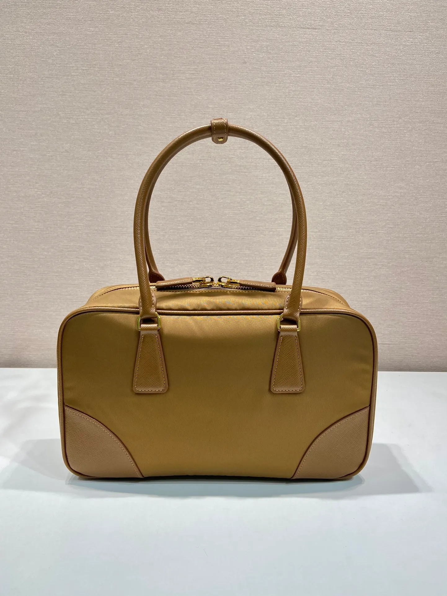 💰1460🎉New second-hand bag🎉1BB115 medium size🎉🎉 This double handle handbag is made of regenerated nylon, incorporating unique style elements and exquisite Saffiano leather details, completely subverting people's traditional perception of luxury goods. Practical design embellishments and exquisite details add a unique charm. Large capacity, practical and elegant👏Another popular style that will never go out of style🎉🎉 Length 30x Height 17.5x Base 9cm👏👏👏🎉🎉🎉